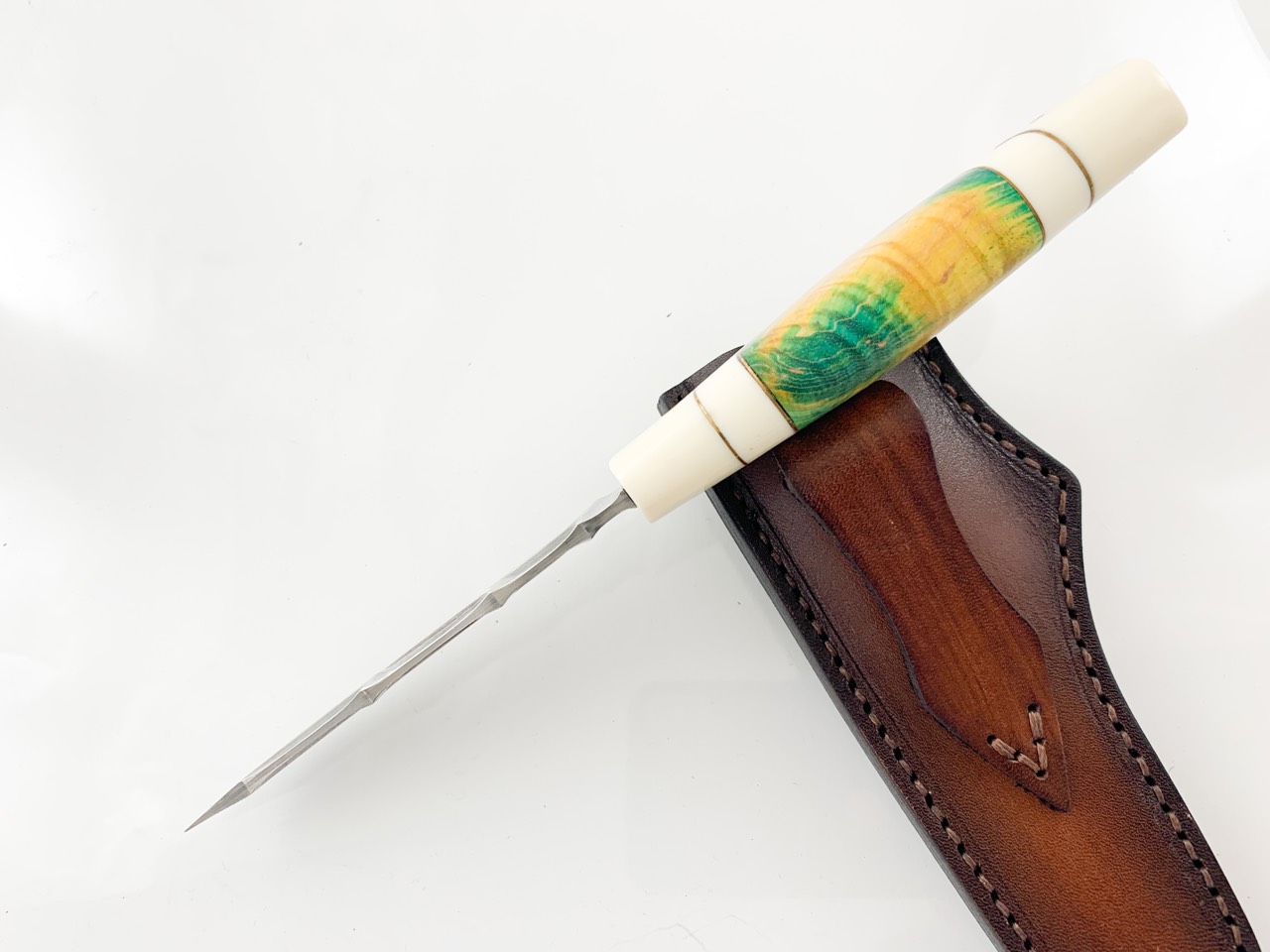 Ловен нож от дамаска стомана и дръжка от бял и цветен кориан