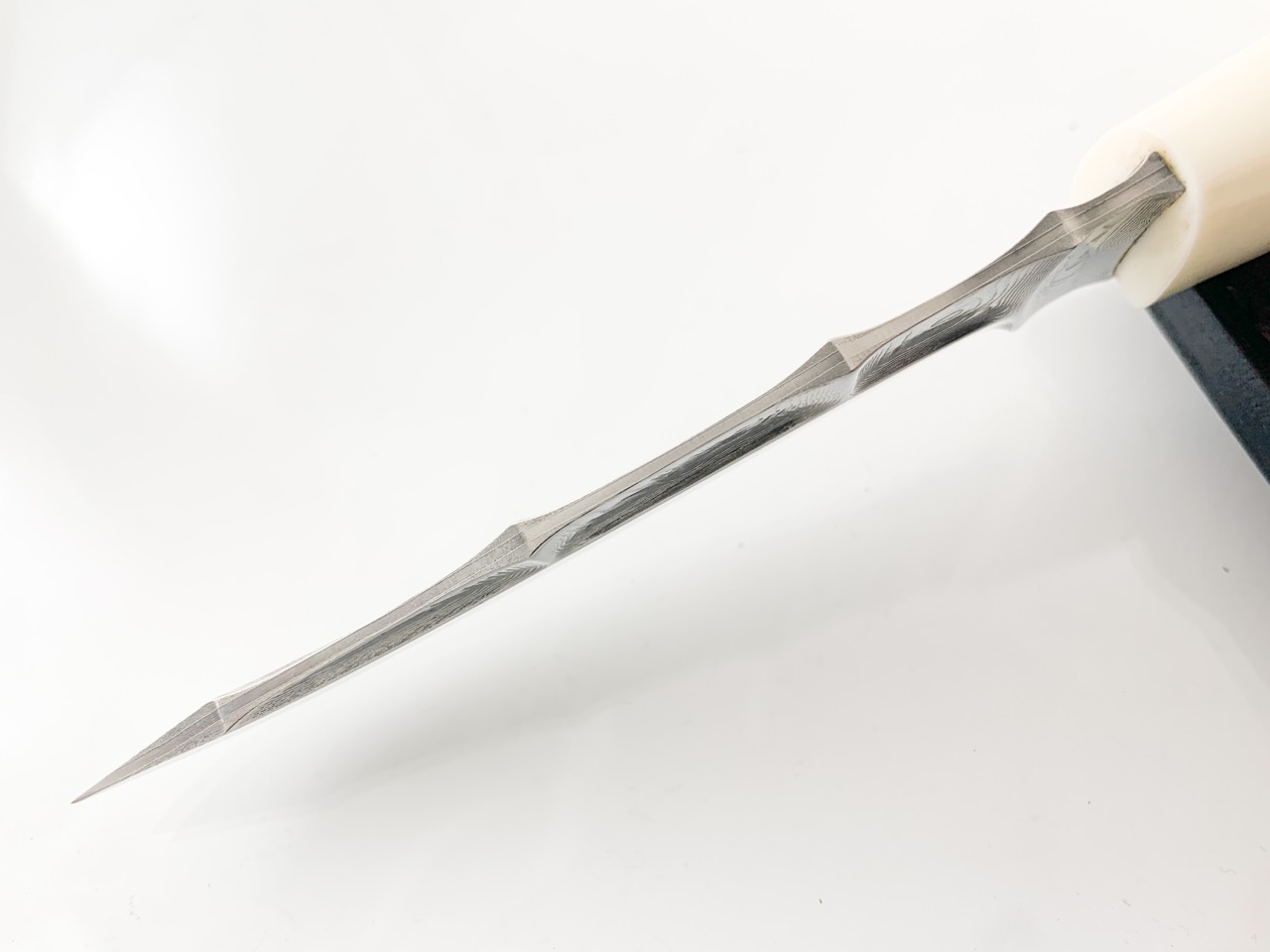 Ловен нож от дамаска стомана и дръжка от бял и цветен кориан