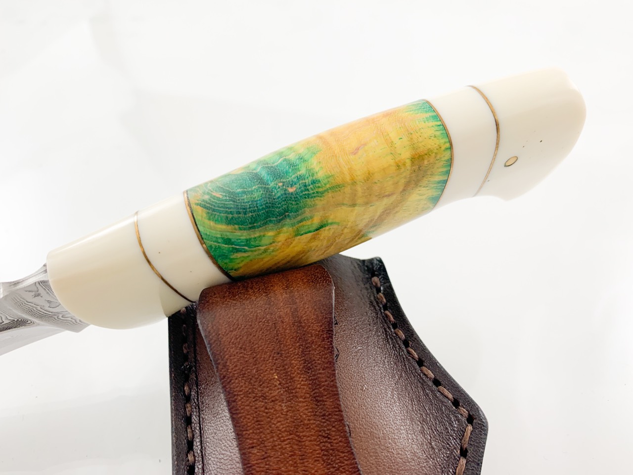 Ловен нож от дамаска стомана и дръжка от бял и цветен кориан