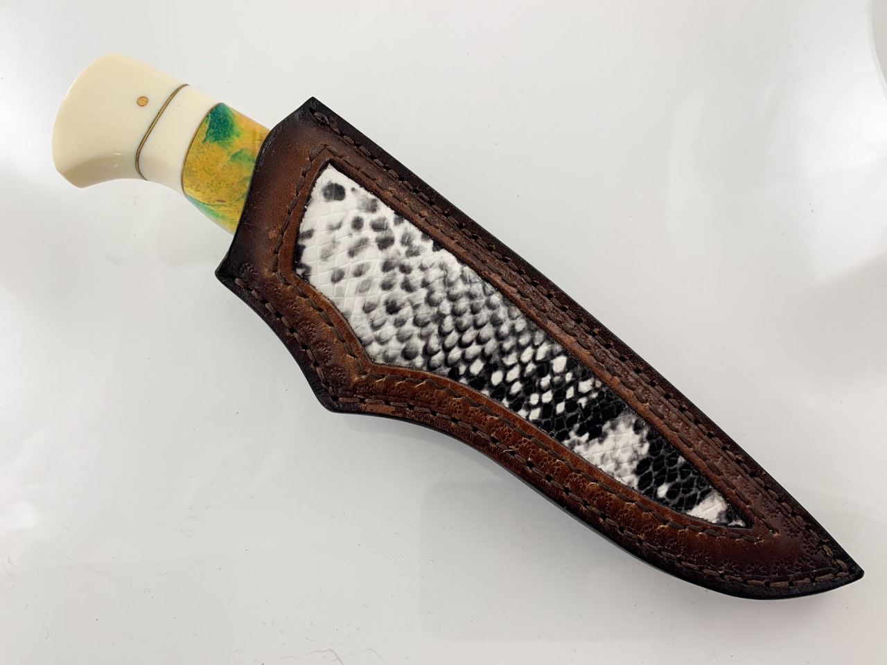 Ловен нож от дамаска стомана и дръжка от бял и цветен кориан