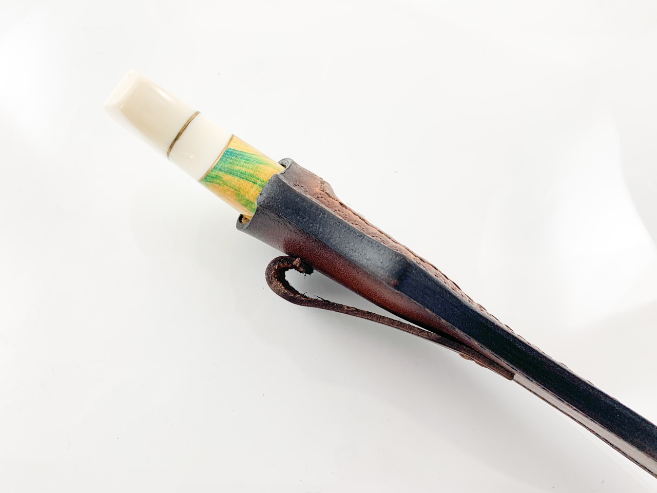 Ловен нож от дамаска стомана и дръжка от бял и цветен кориан