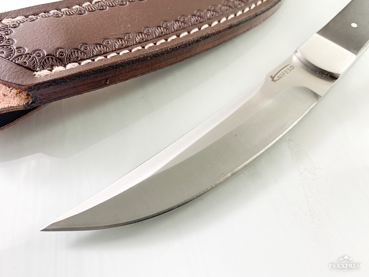 Ловен нож с кожена кания и извито острие KnifeSD подходящ за къмпинг и туризъм