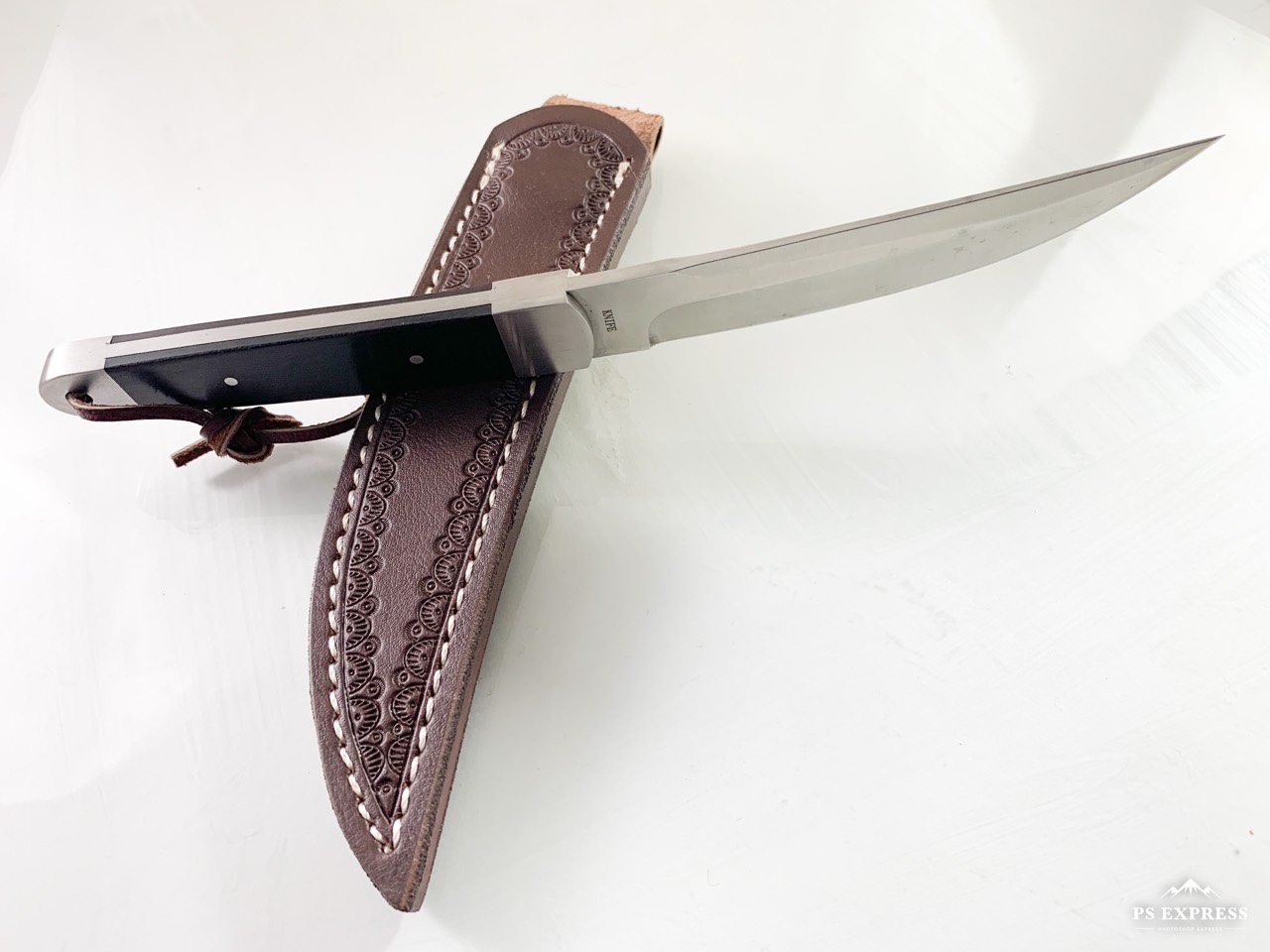 Ловен нож с кожена кания и извито острие KnifeSD подходящ за къмпинг и туризъм