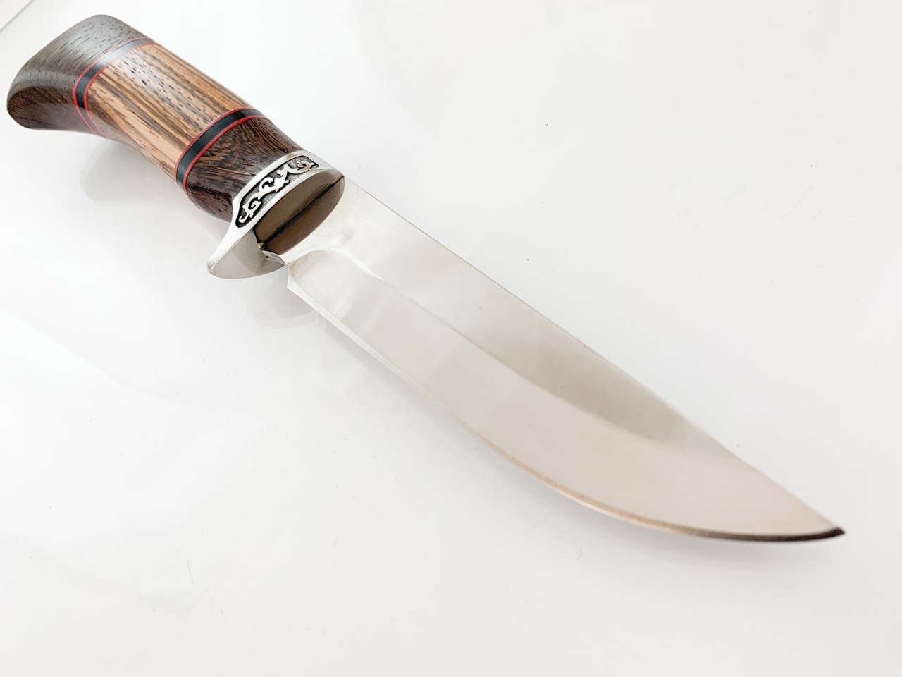 Великолепен ловен нож с метален гард инкрустиран с флорални елементи и надпис - Лев