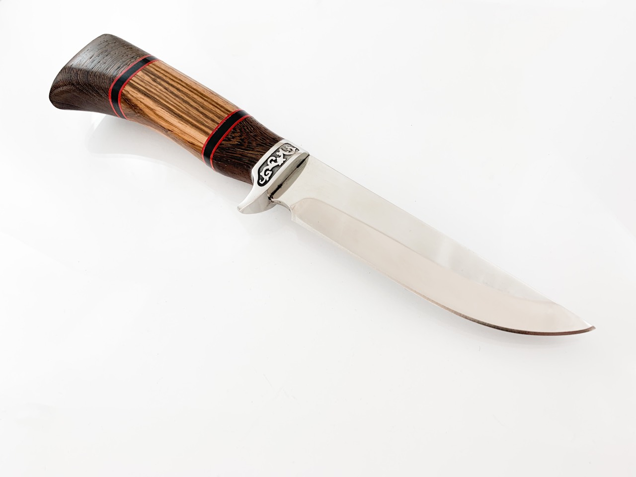 Великолепен ловен нож с метален гард инкрустиран с флорални елементи и надпис - Лев