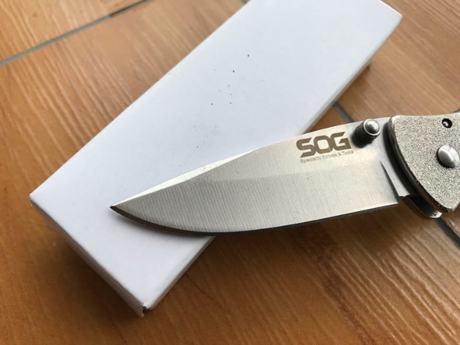 Сгъваем нож SOG в полуразгънато положение