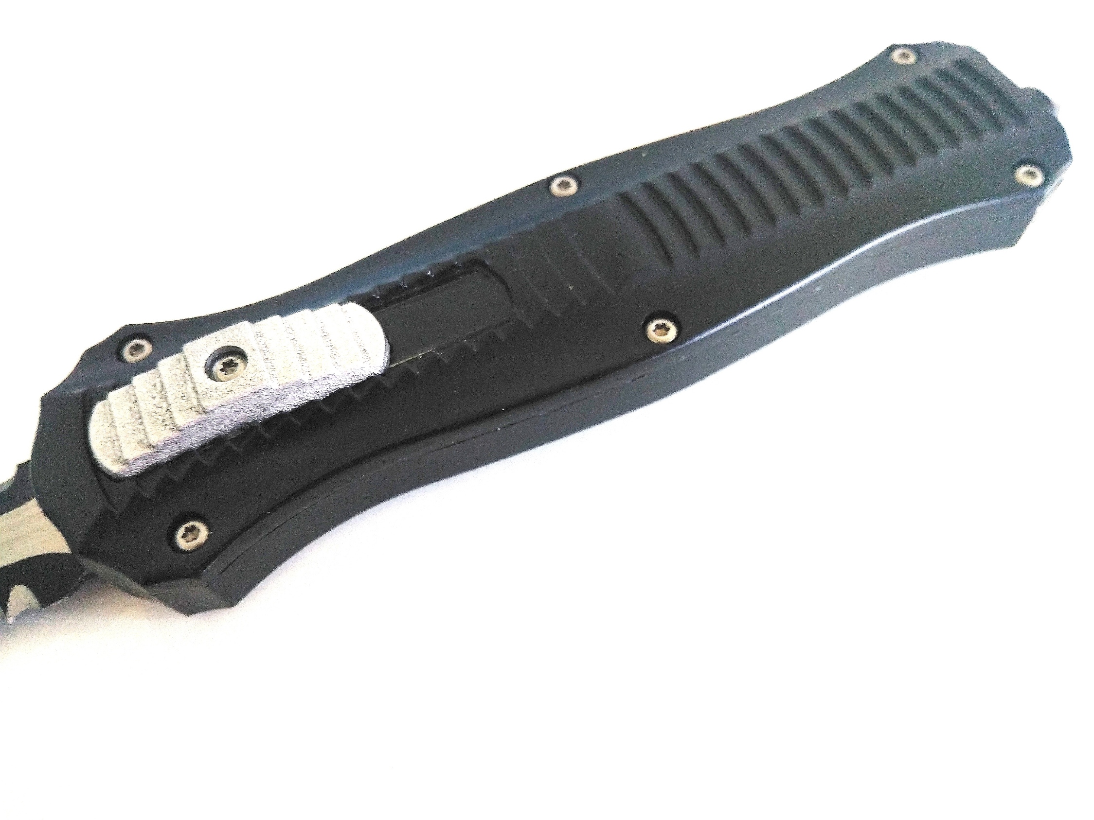 Microtech Black OTF- сгъваем автоматичен нож тип кама с една втора серетирано острие Microtech Black OTF- сгъваем автоматичен нож тип кама с една втора серетирано острие
