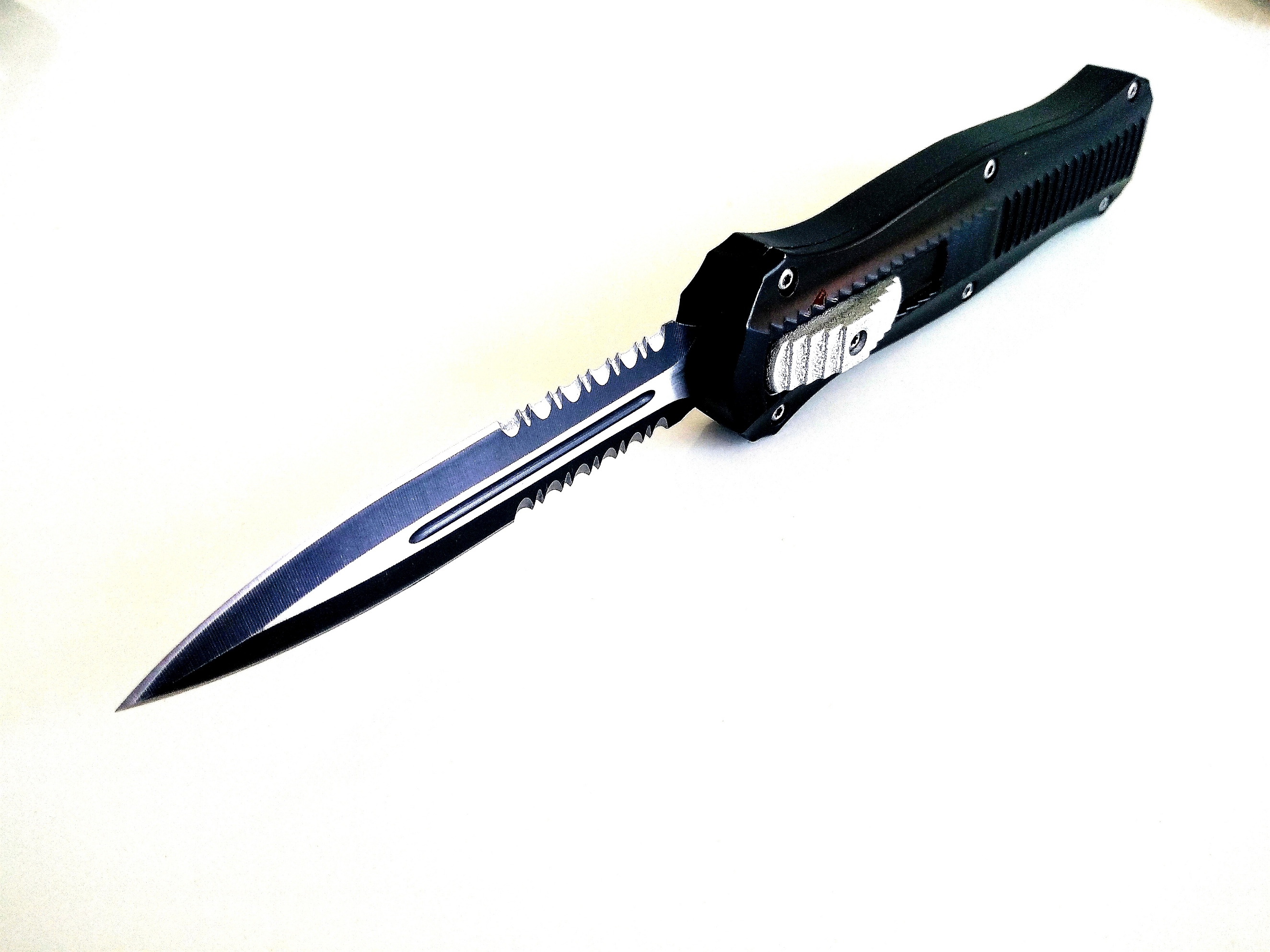 Microtech Black OTF- сгъваем автоматичен нож тип кама с една втора серетирано острие Microtech Black OTF- сгъваем автоматичен нож тип кама с една втора серетирано острие