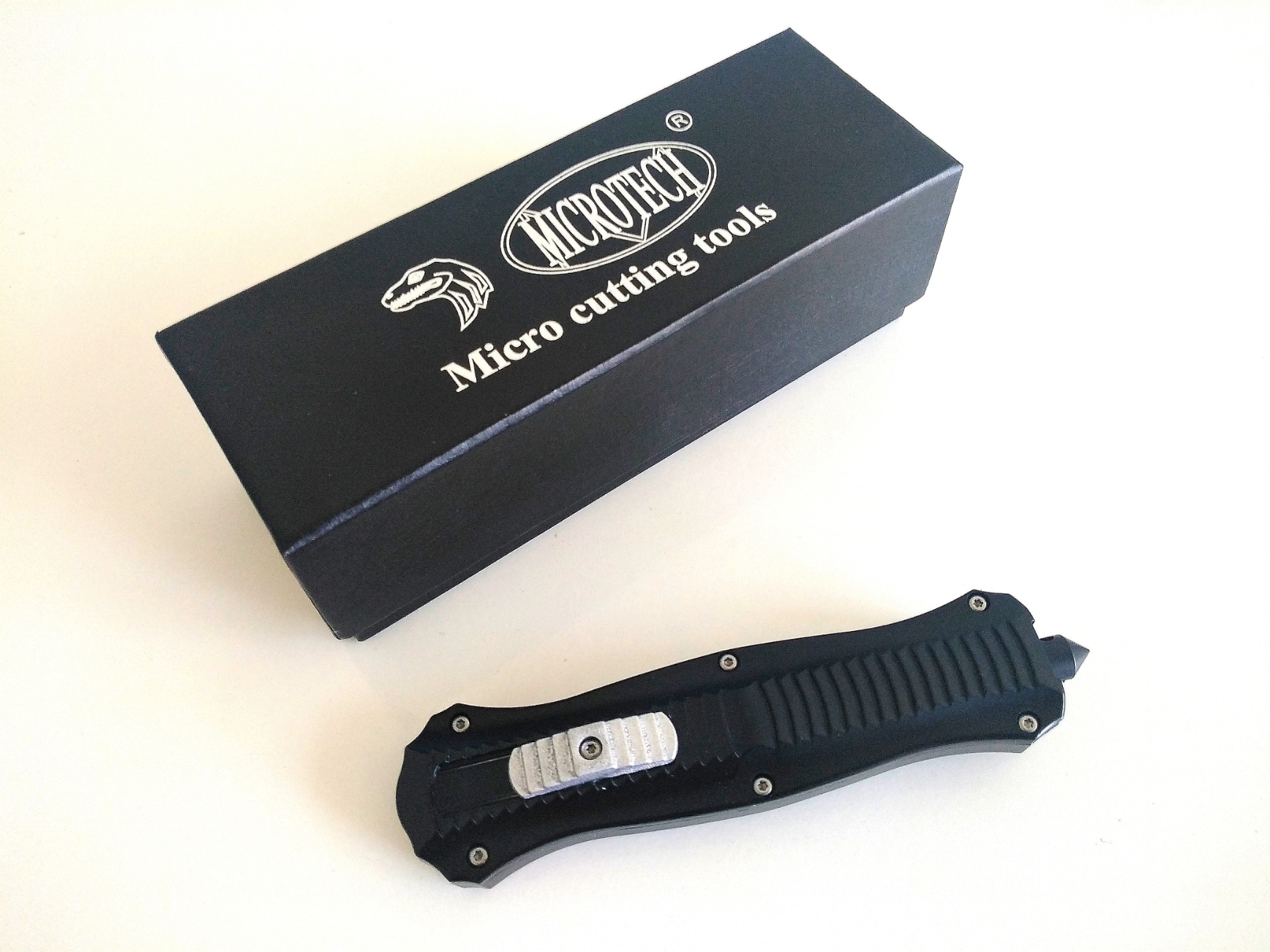 Microtech Black OTF- сгъваем автоматичен нож тип кама с една втора серетирано острие Microtech Black OTF- сгъваем автоматичен нож тип кама с една втора серетирано острие