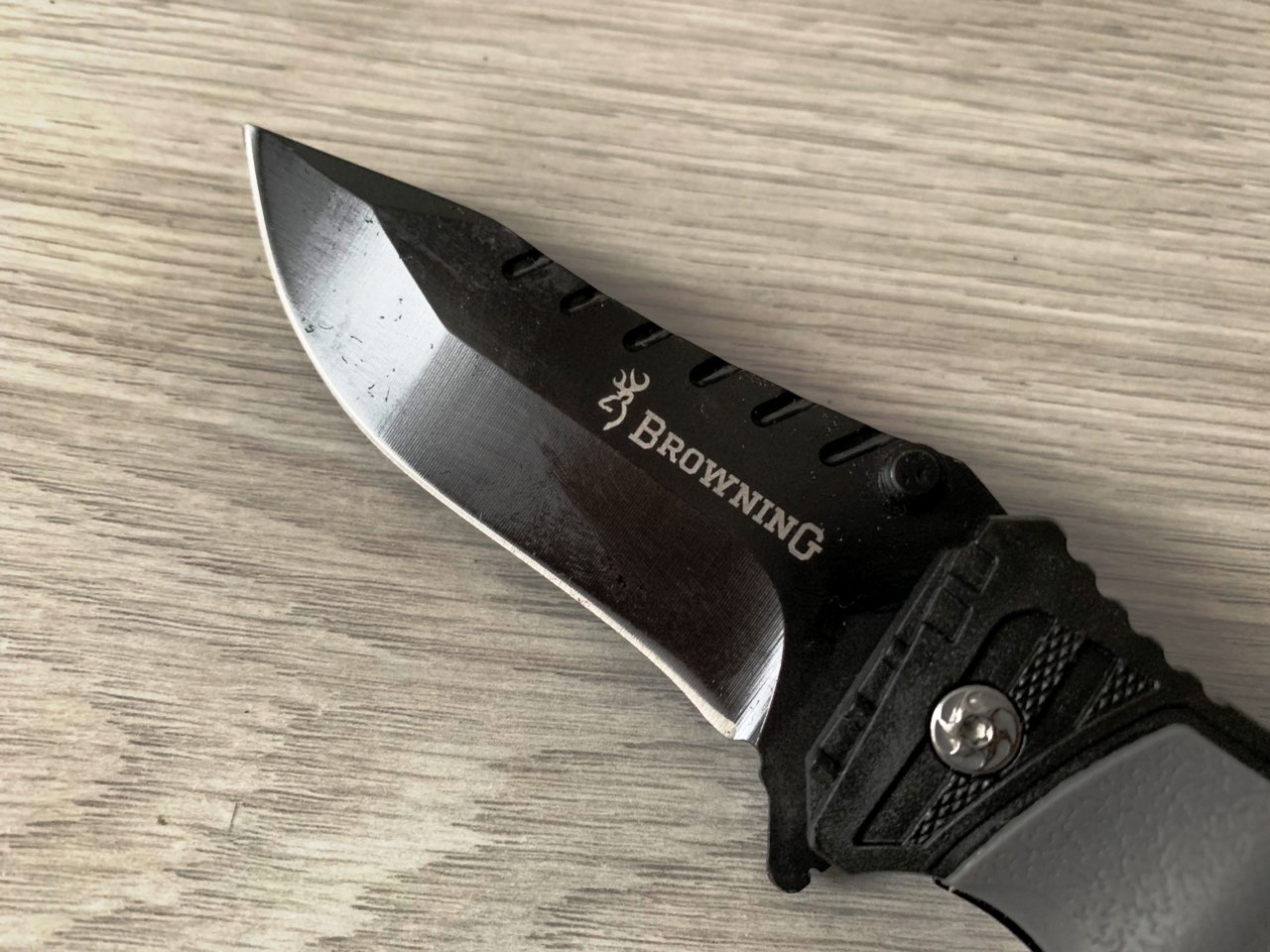 Ергономична дръжка на ножа Browning с противоплъзгаща текстура