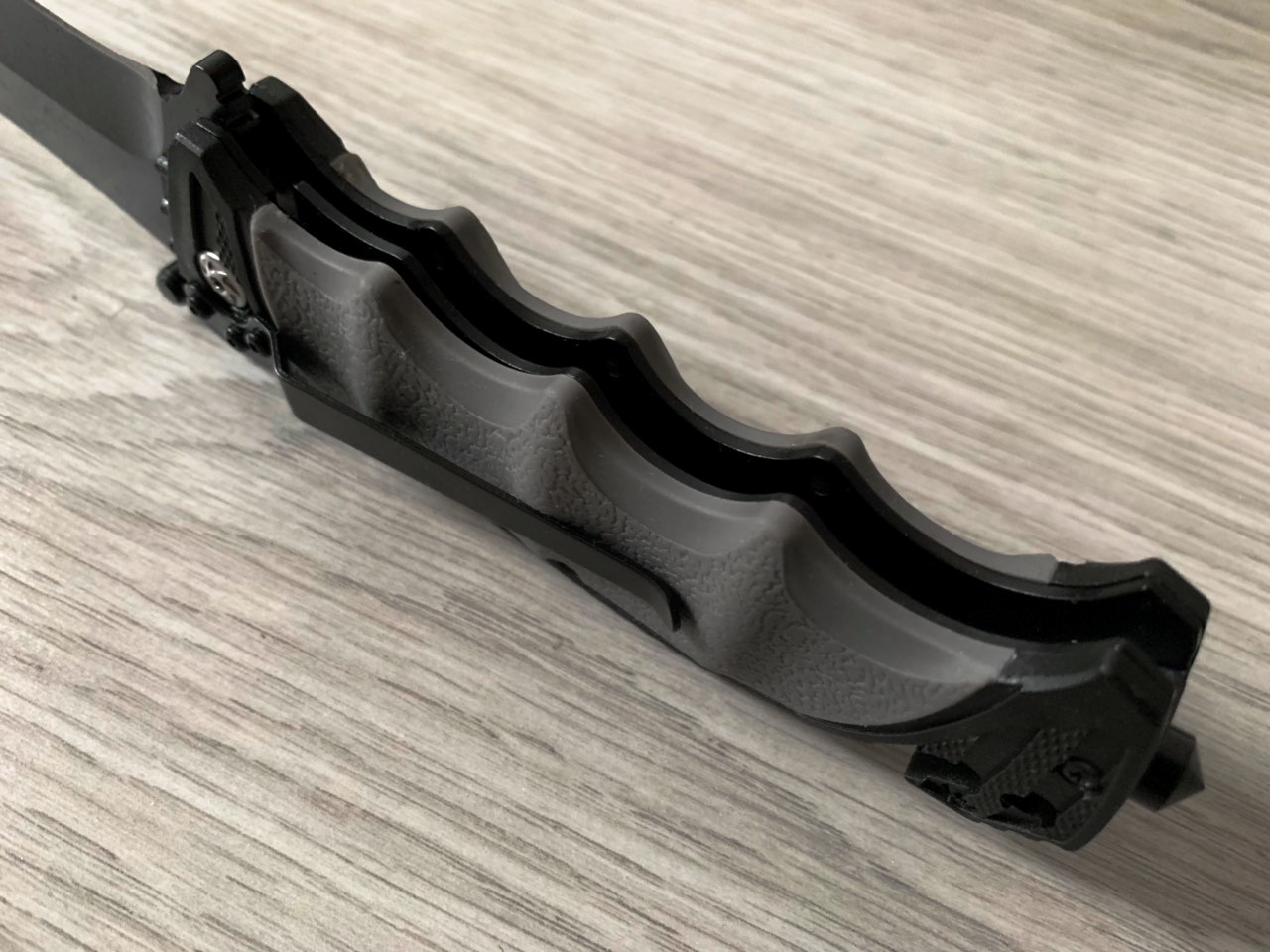 Ергономична дръжка на ножа Browning с противоплъзгаща текстура