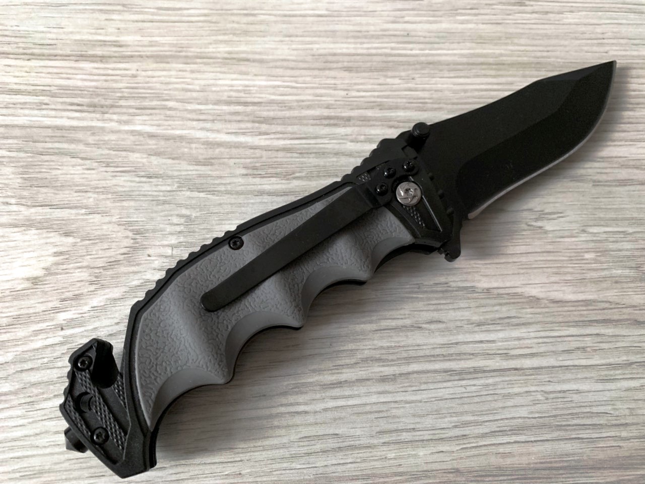 Ергономична дръжка на ножа Browning с противоплъзгаща текстура