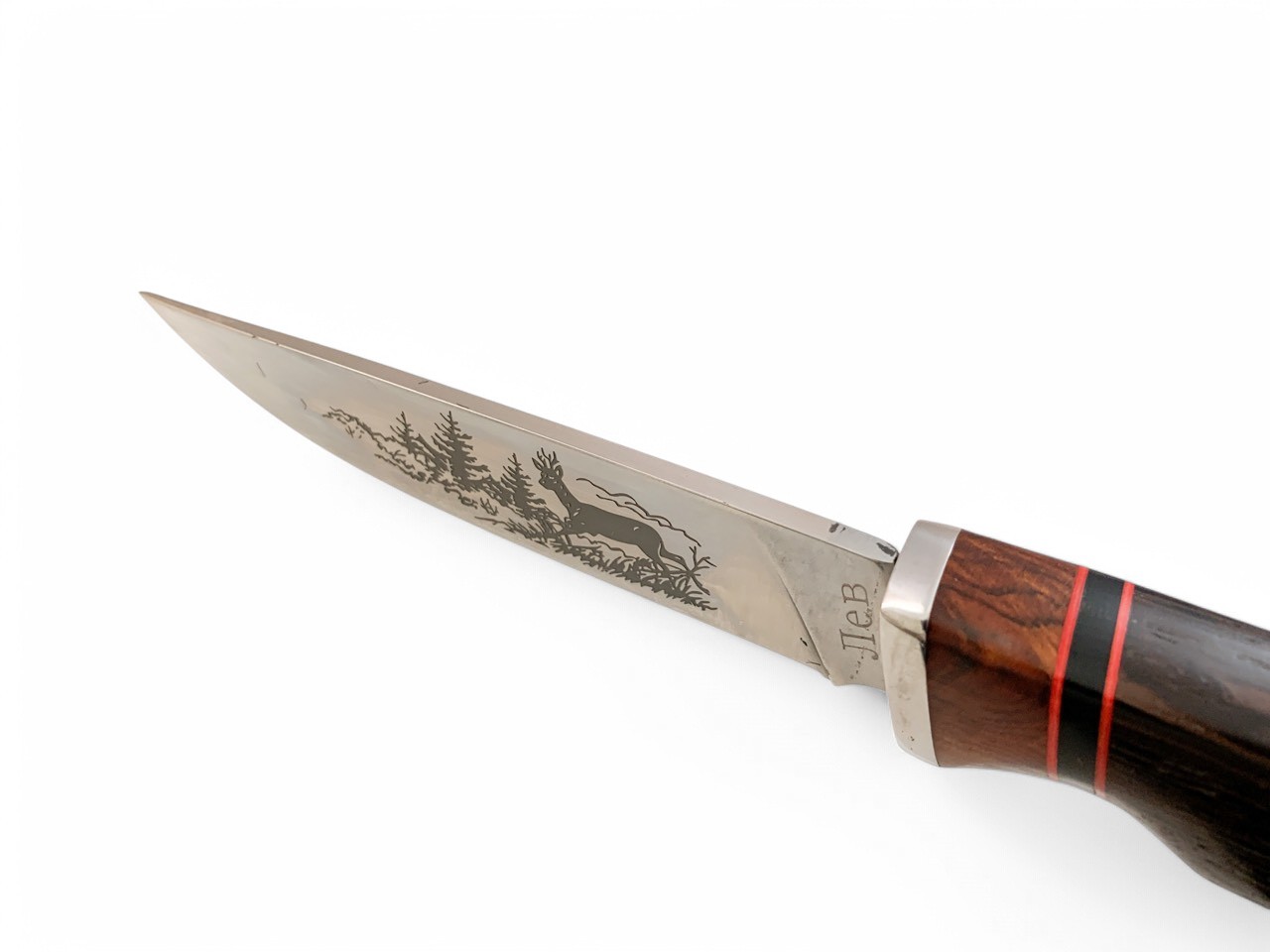 Ловен нож ЛЕВ с дървена дръжка и гравирано острие