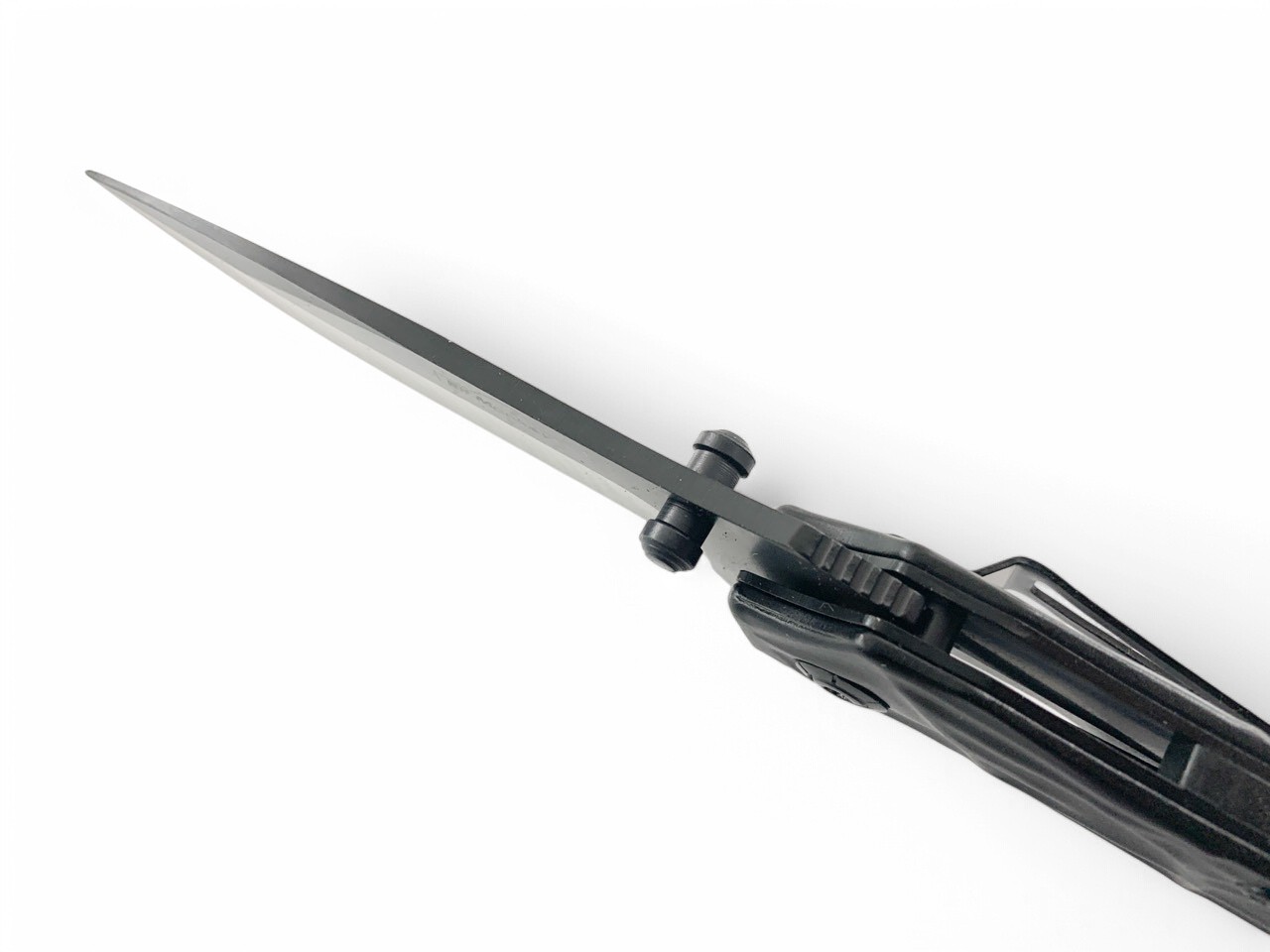 Детайл на дръжката на нож Black Steel B091