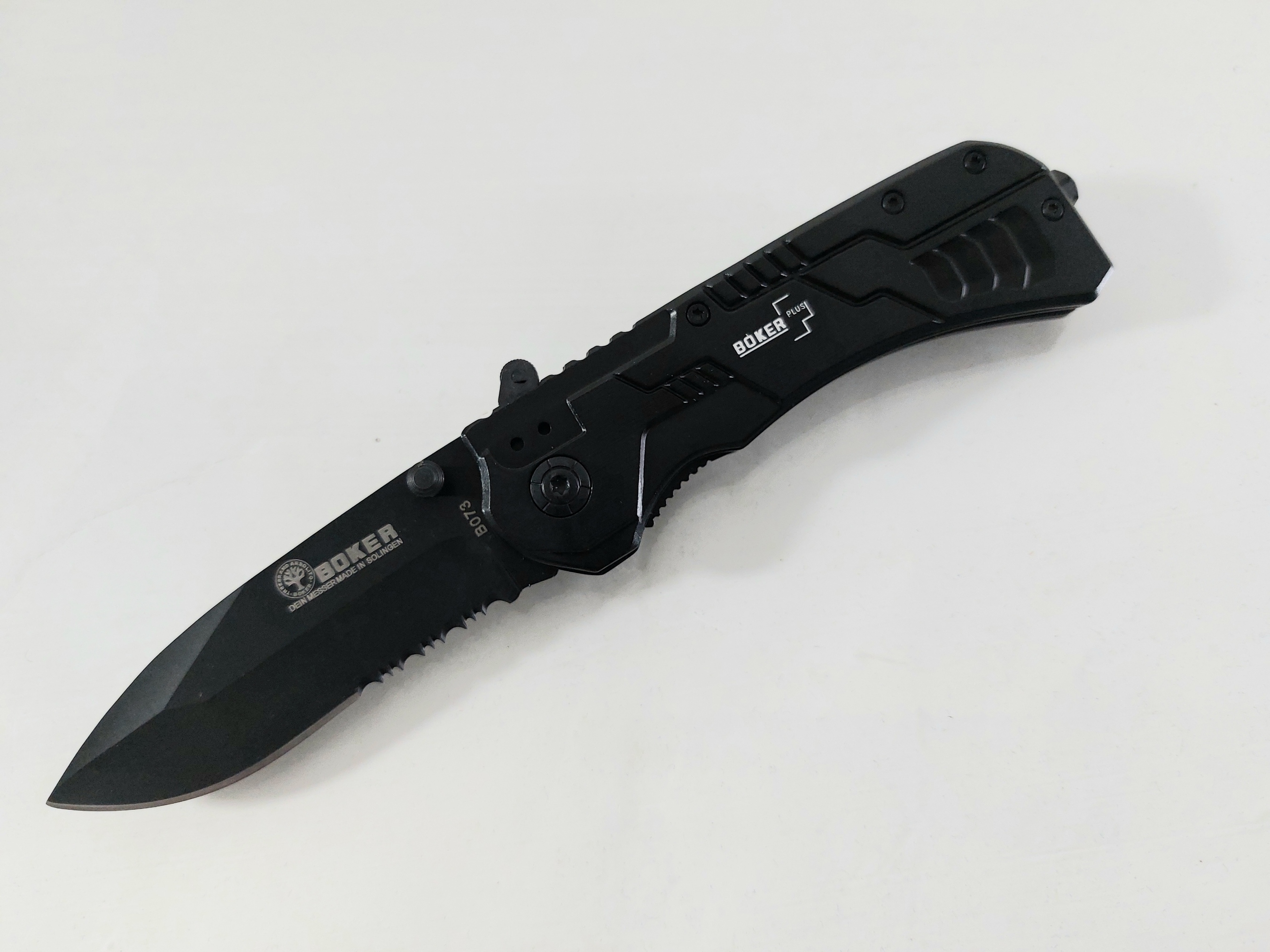 Сгъваем автоматичен масивен джобен нож една втора серетирано острие - Boker B073