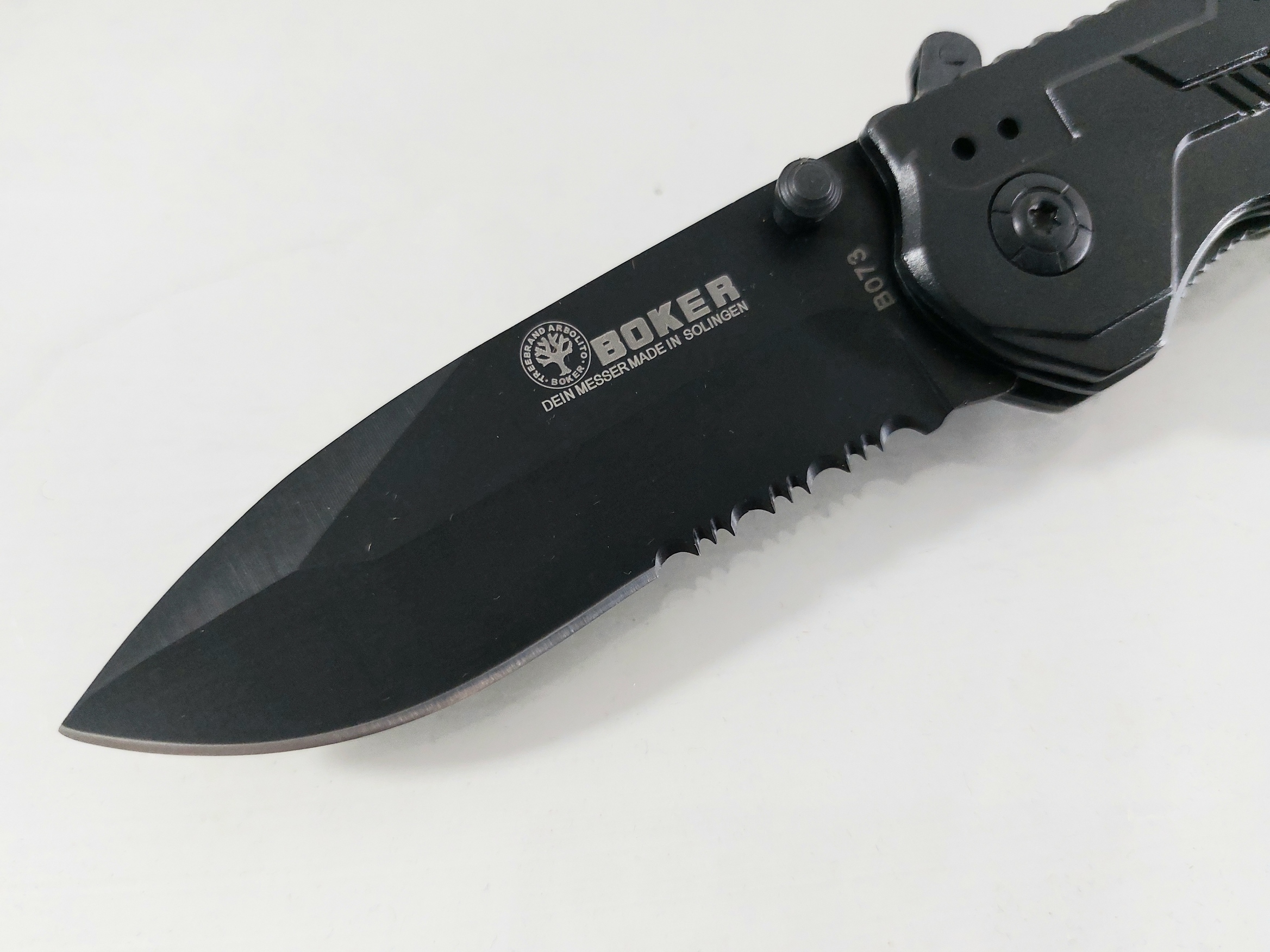 Сгъваем автоматичен масивен джобен нож една втора серетирано острие - Boker B073