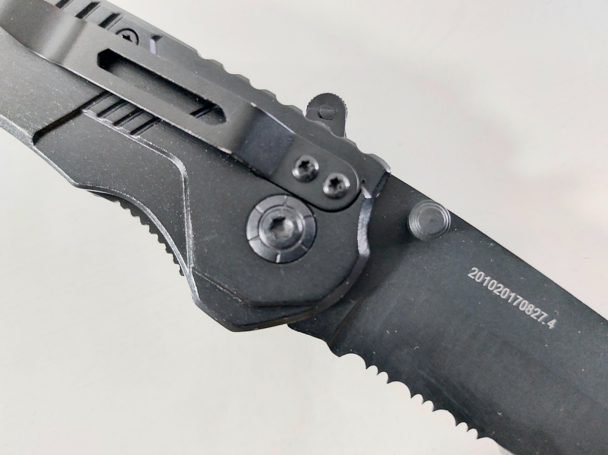 Сгъваем автоматичен масивен джобен нож една втора серетирано острие - Boker B073