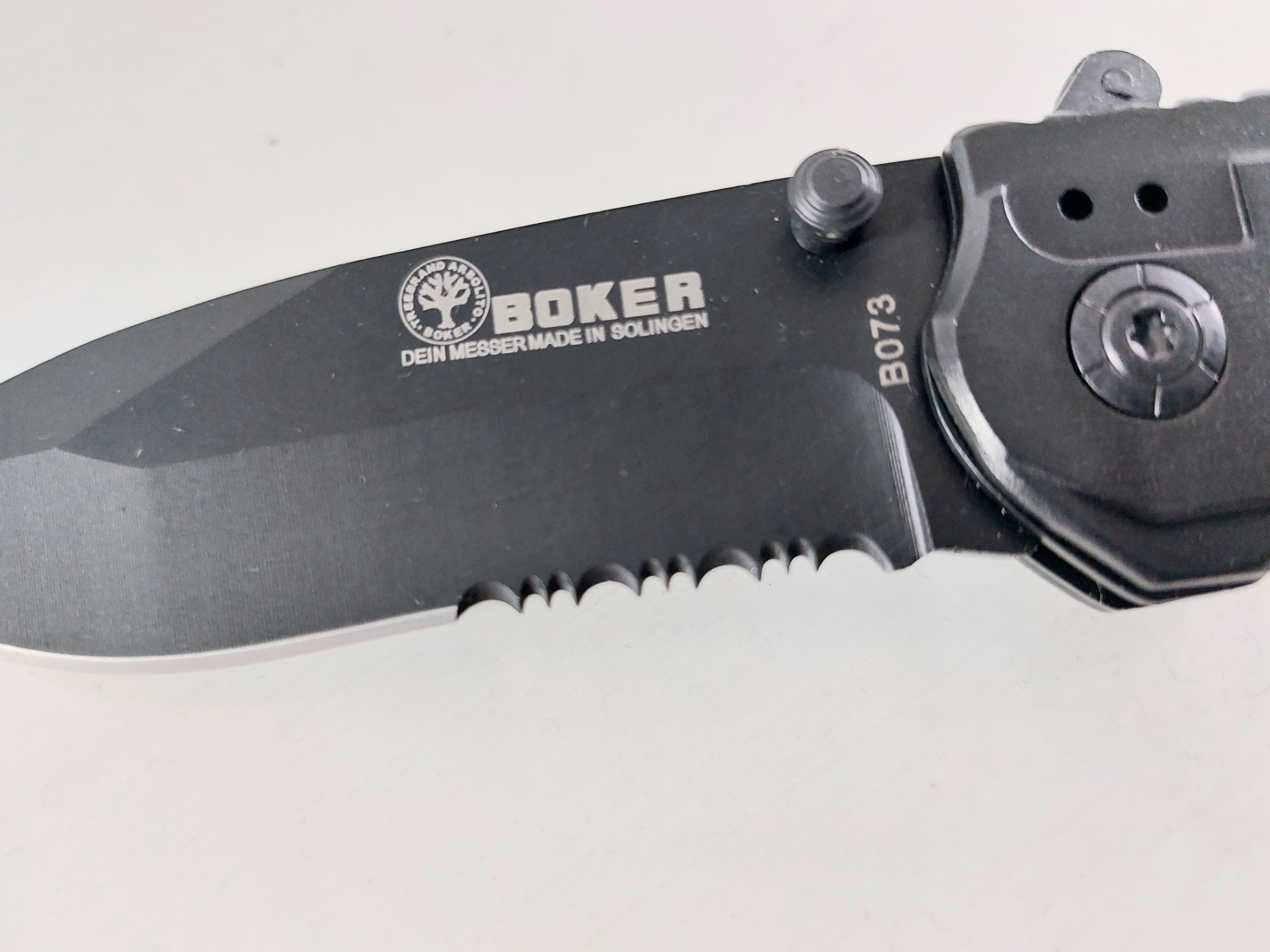 Сгъваем автоматичен масивен джобен нож една втора серетирано острие - Boker B073