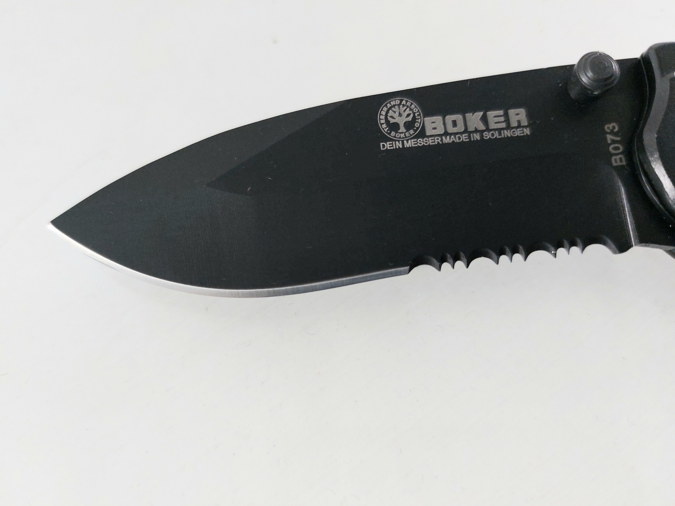 Сгъваем автоматичен масивен джобен нож една втора серетирано острие - Boker B073