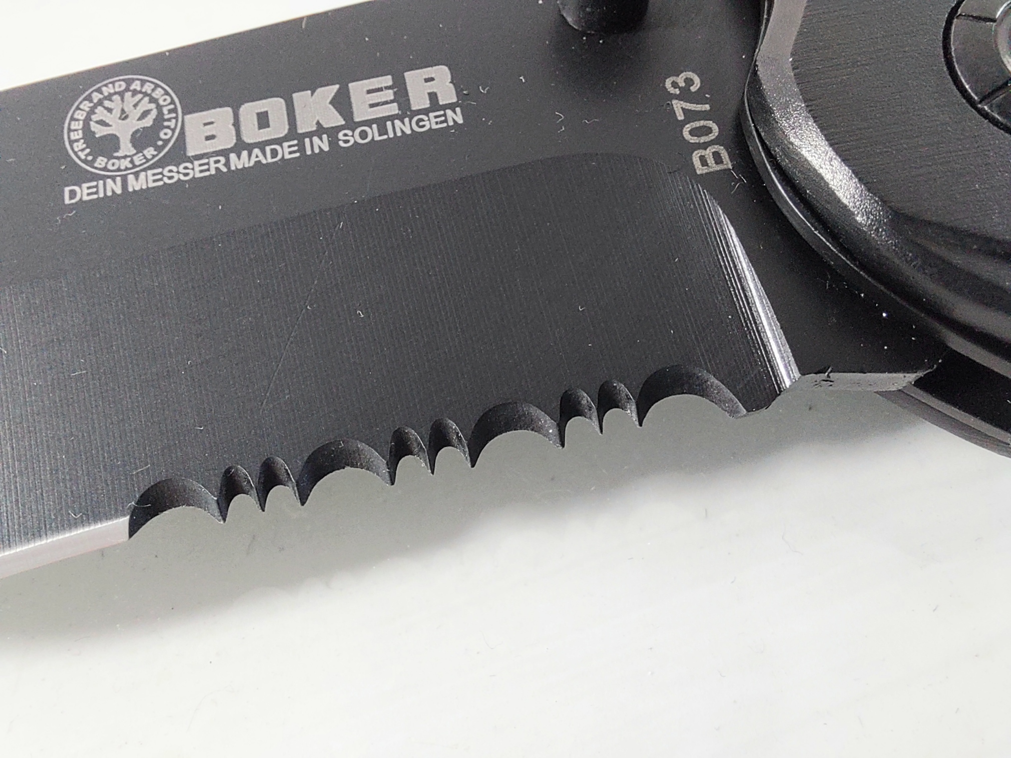 Сгъваем автоматичен масивен джобен нож една втора серетирано острие - Boker B073