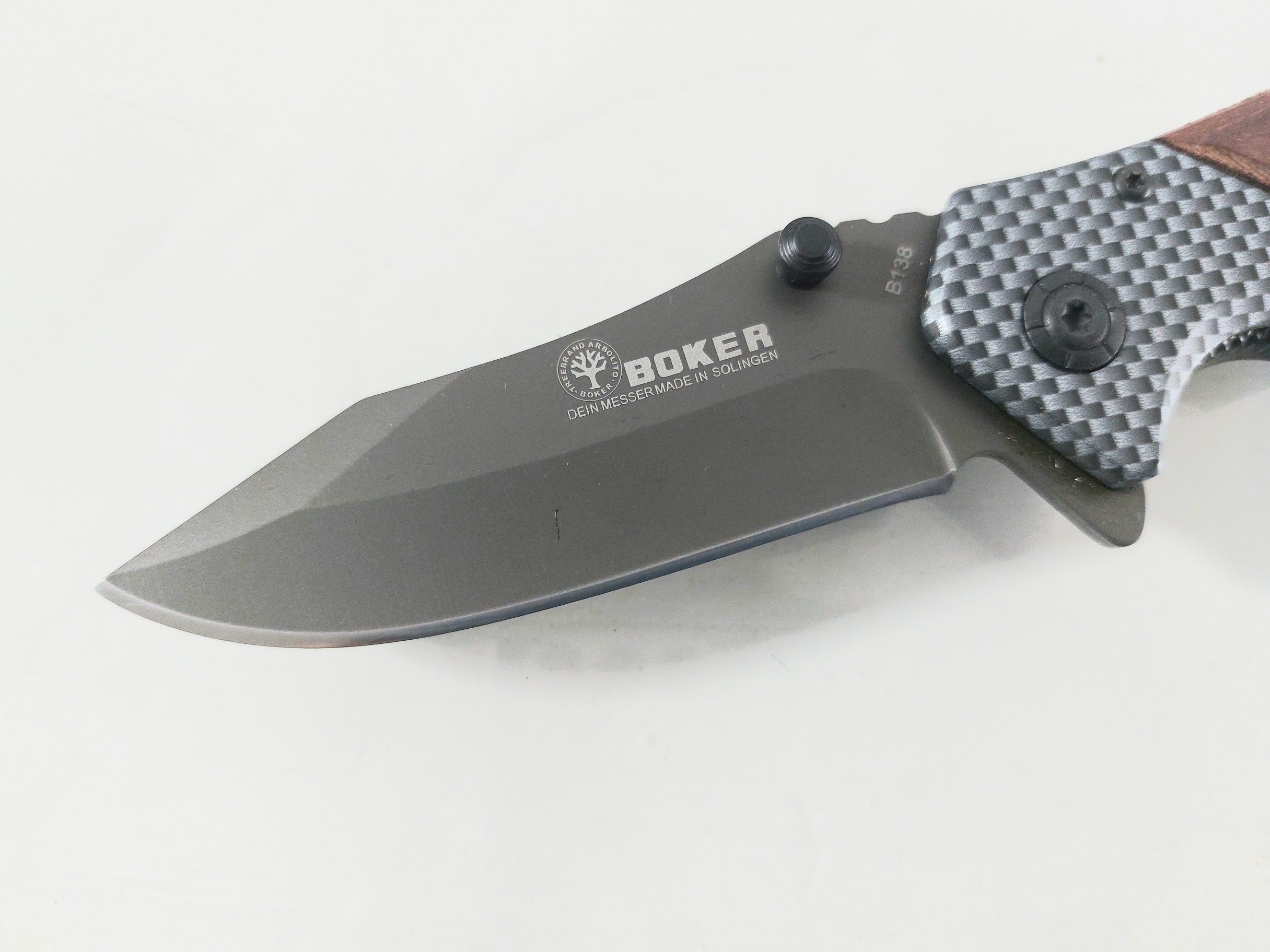 Сгъваем автоматичен масивен джобен нож с карбонов принт на дръжката - Boker B138 Сгъваем автоматичен масивен джобен нож с карбонов принт на дръжката - Boker B138
