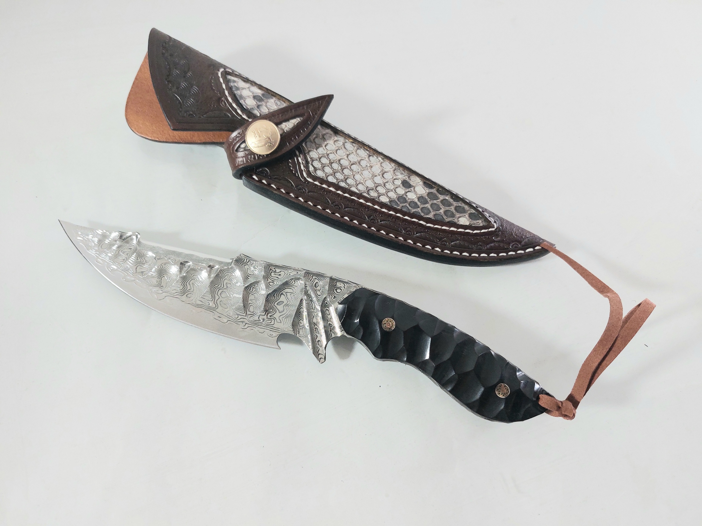 Ловен нож ръчно направен от дамаска японска стомана футуристичен дизайн