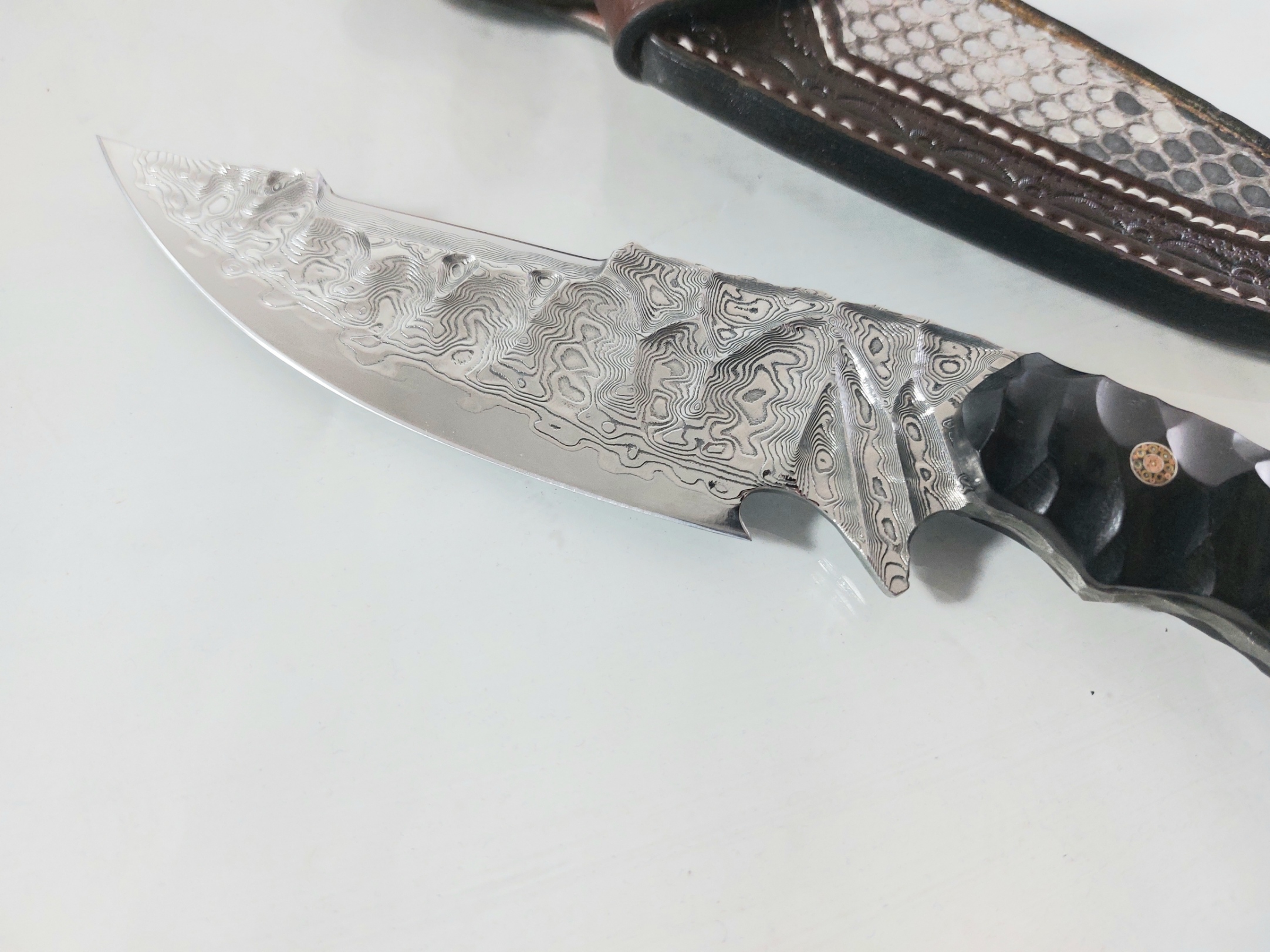 Ловен нож ръчно направен от дамаска японска стомана футуристичен дизайн