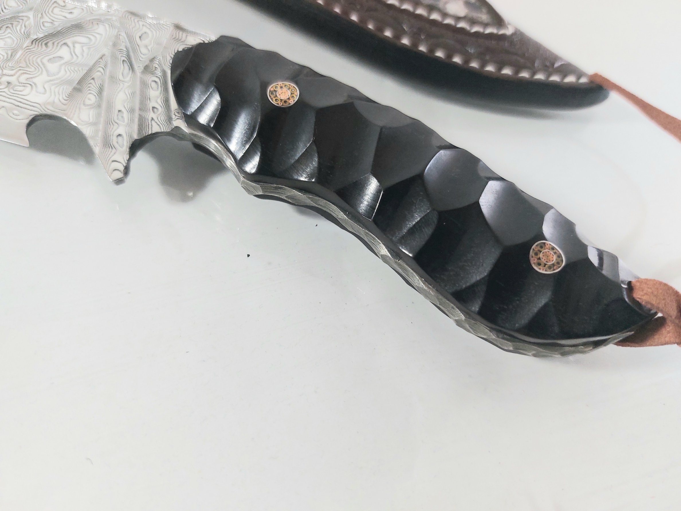 Ловен нож ръчно направен от дамаска японска стомана футуристичен дизайн