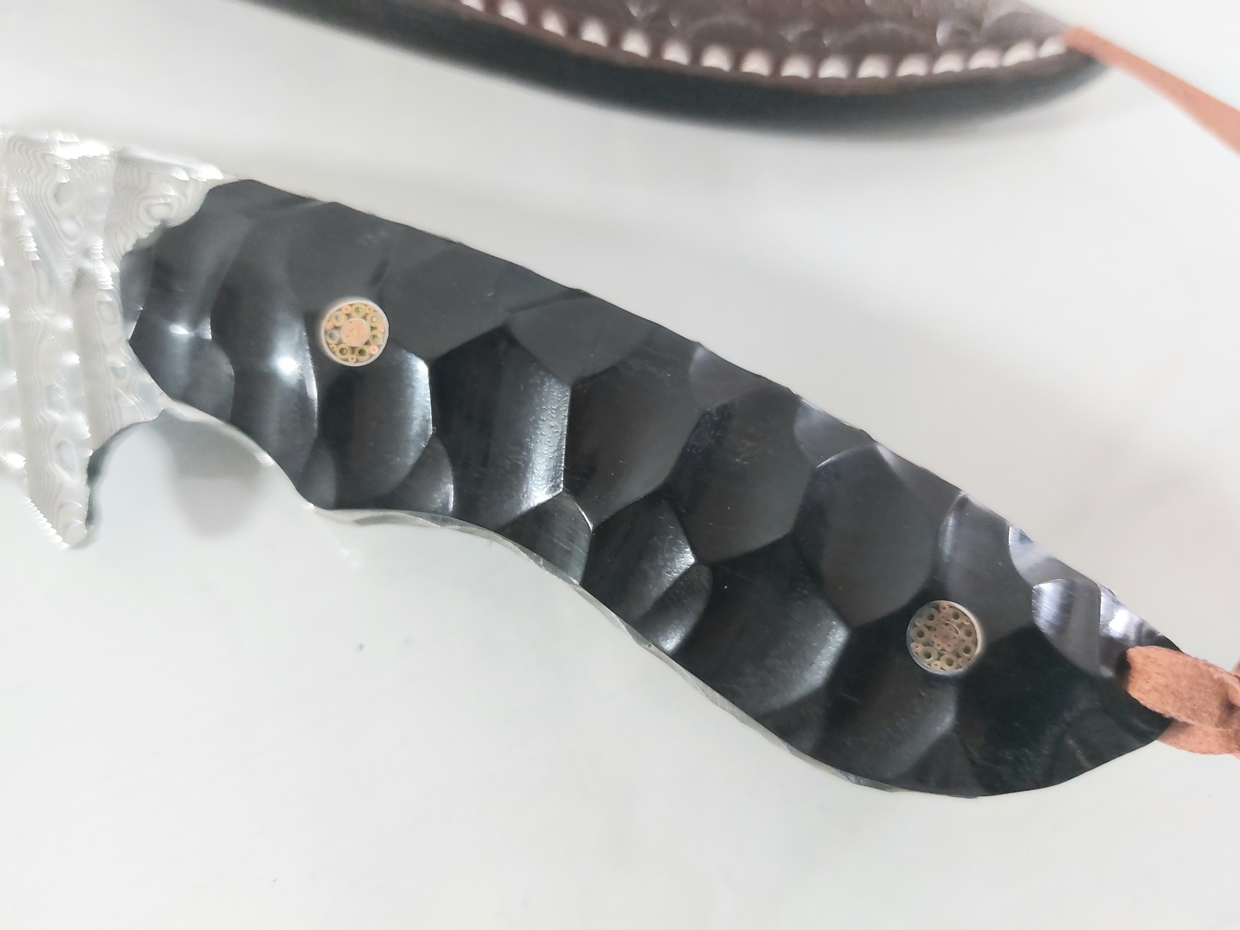 Ловен нож ръчно направен от дамаска японска стомана футуристичен дизайн