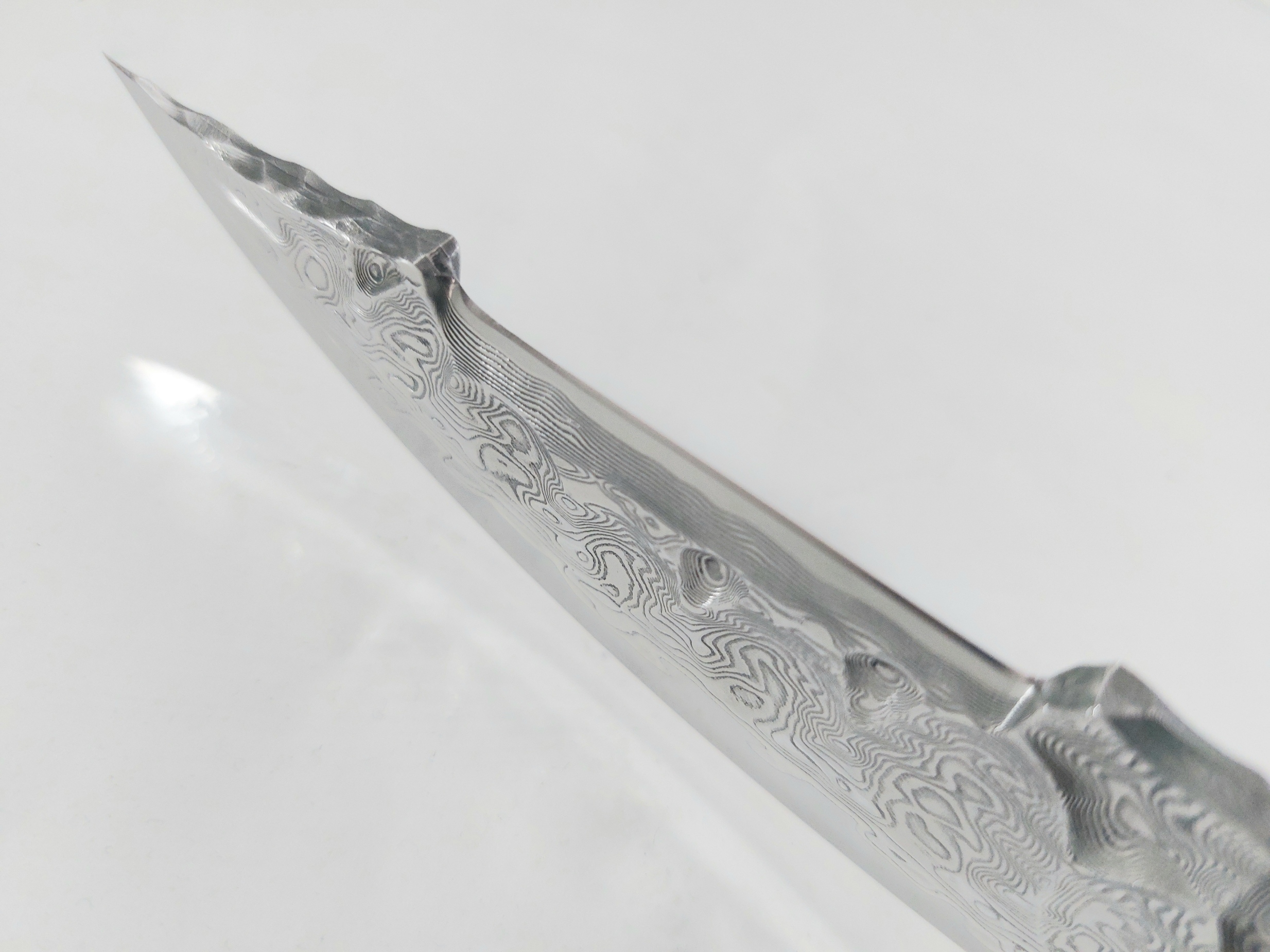 Ловен нож ръчно направен от дамаска японска стомана футуристичен дизайн