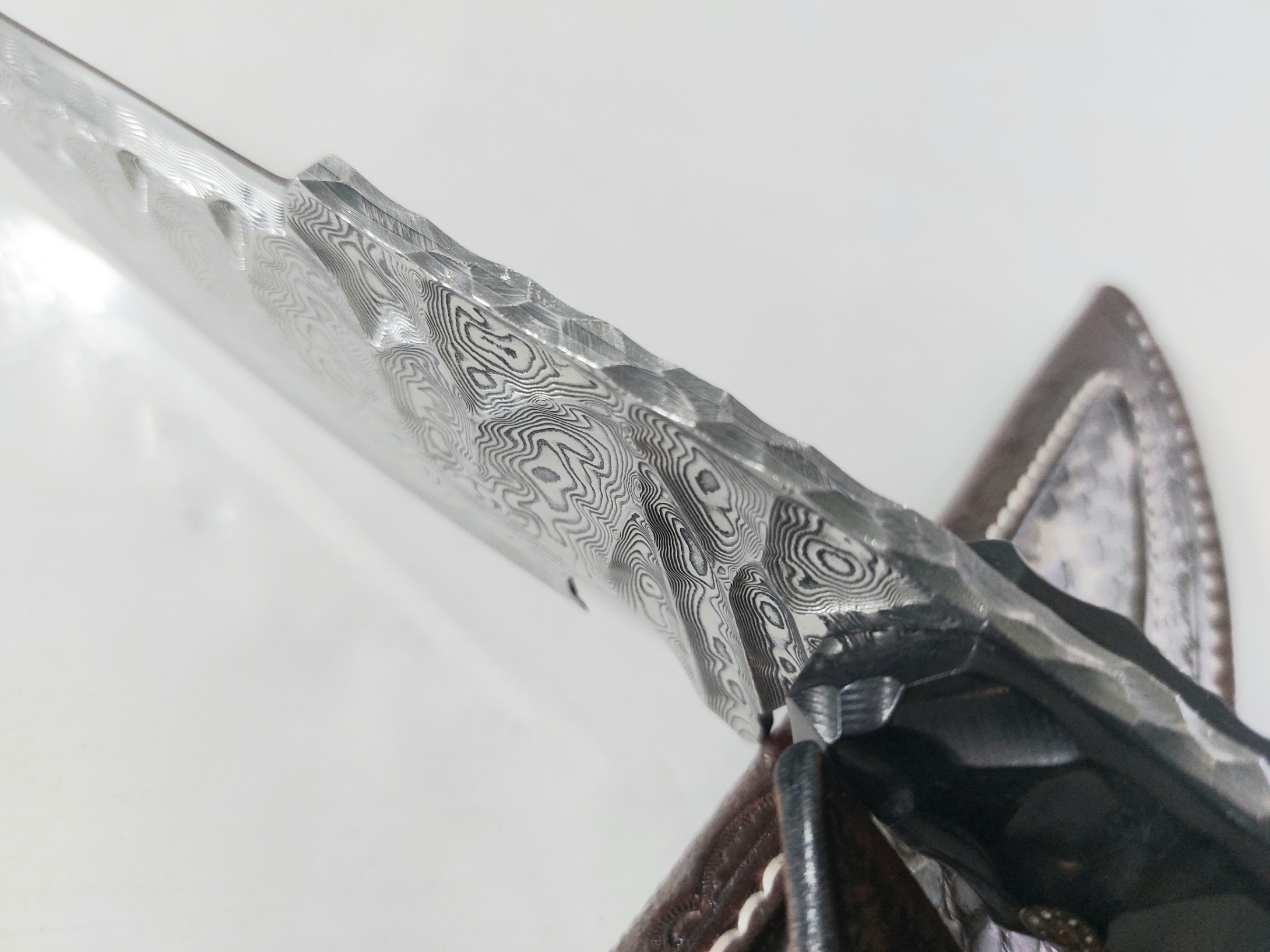 Ловен нож ръчно направен от дамаска японска стомана футуристичен дизайн