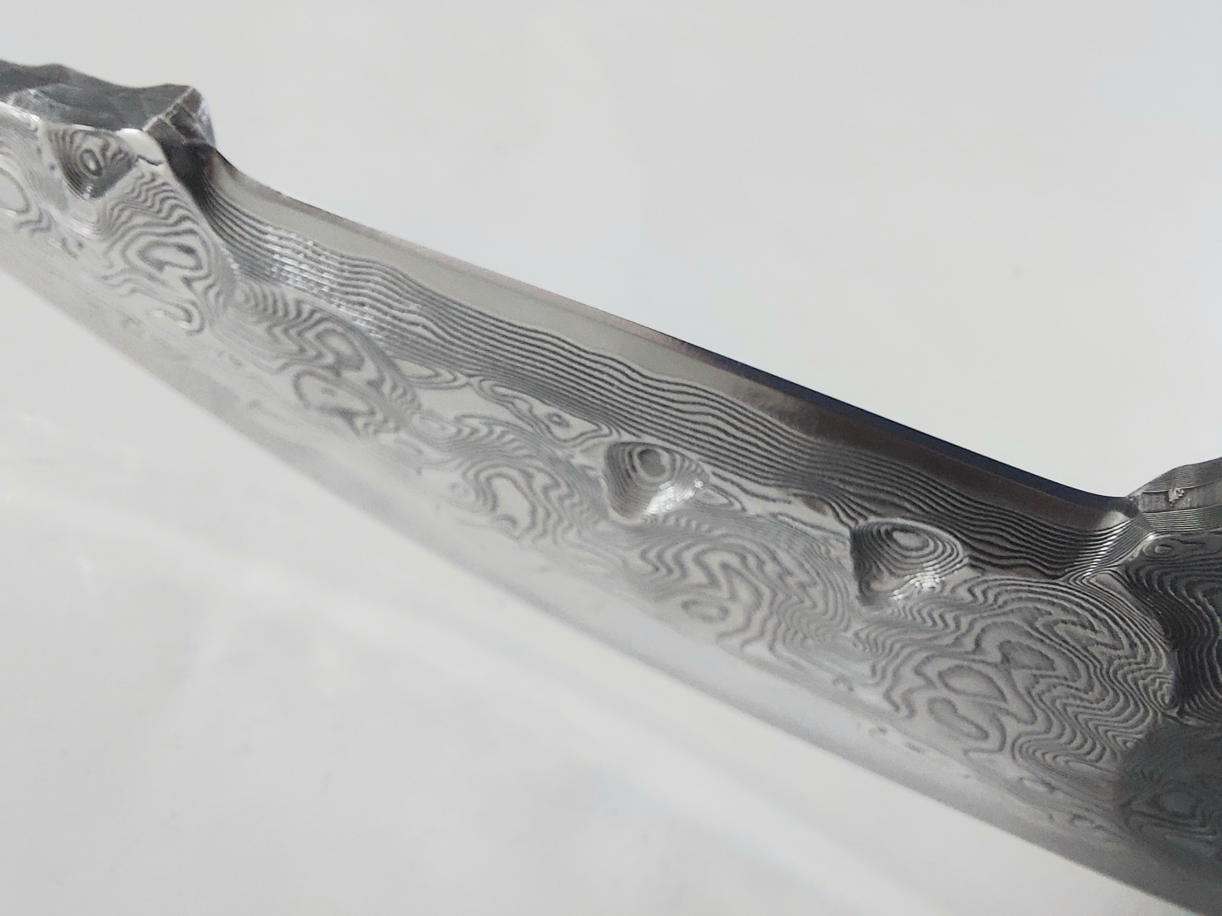 Ловен нож ръчно направен от дамаска японска стомана футуристичен дизайн