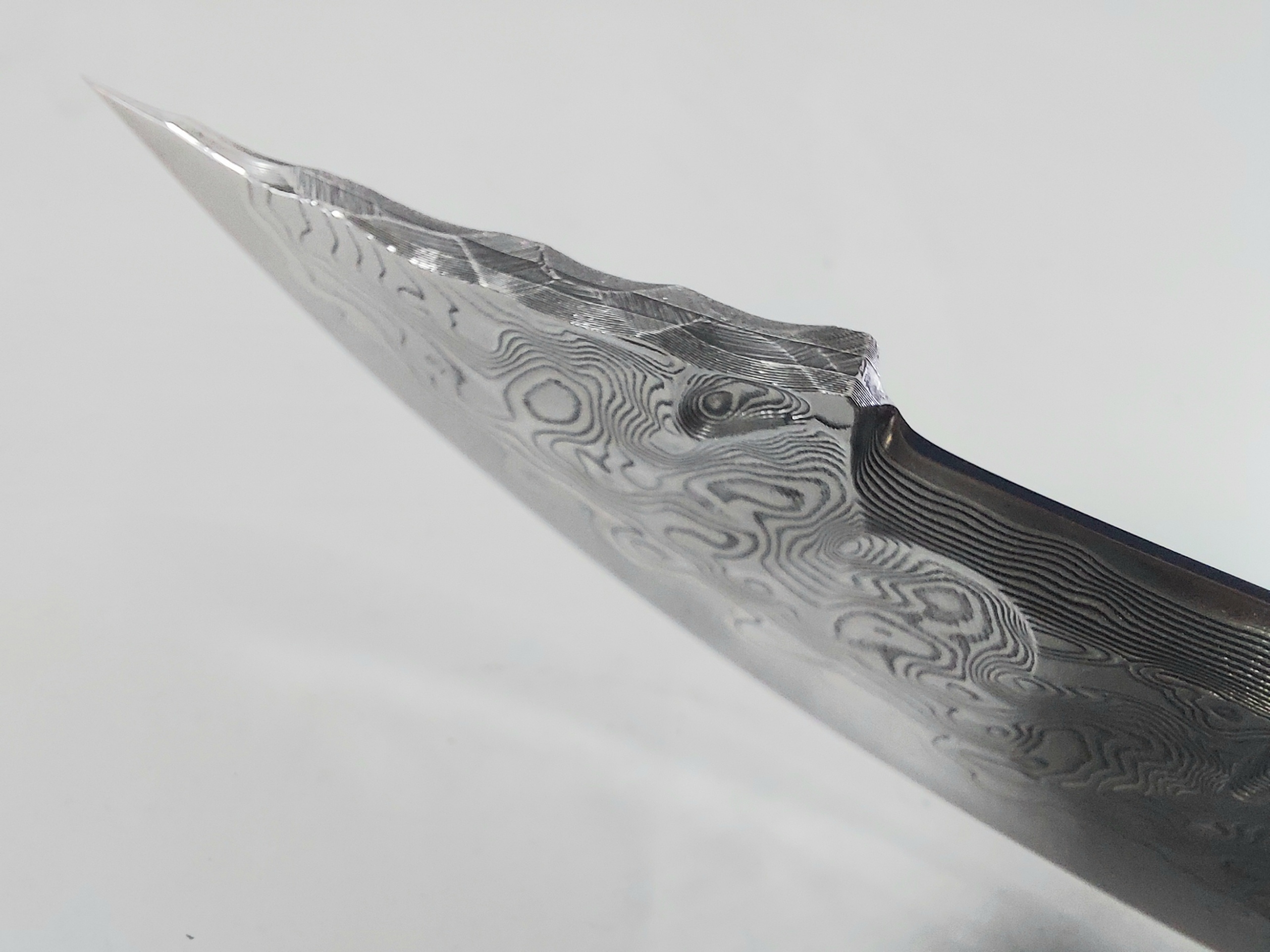 Ловен нож ръчно направен от дамаска японска стомана футуристичен дизайн