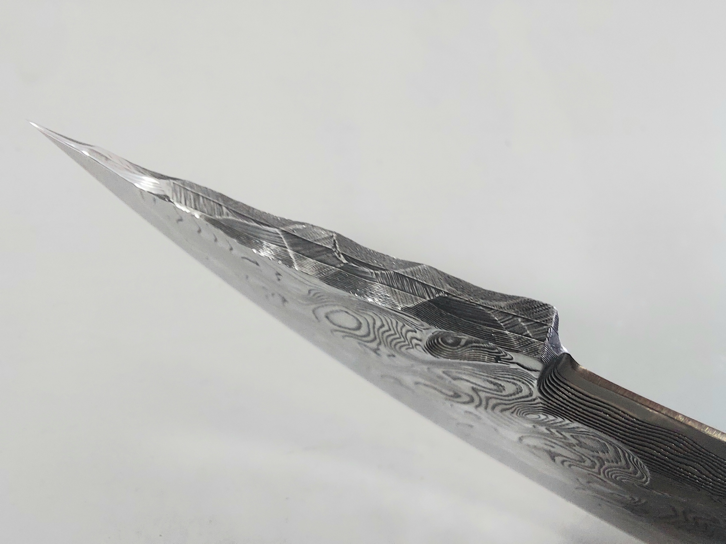Ловен нож ръчно направен от дамаска японска стомана футуристичен дизайн