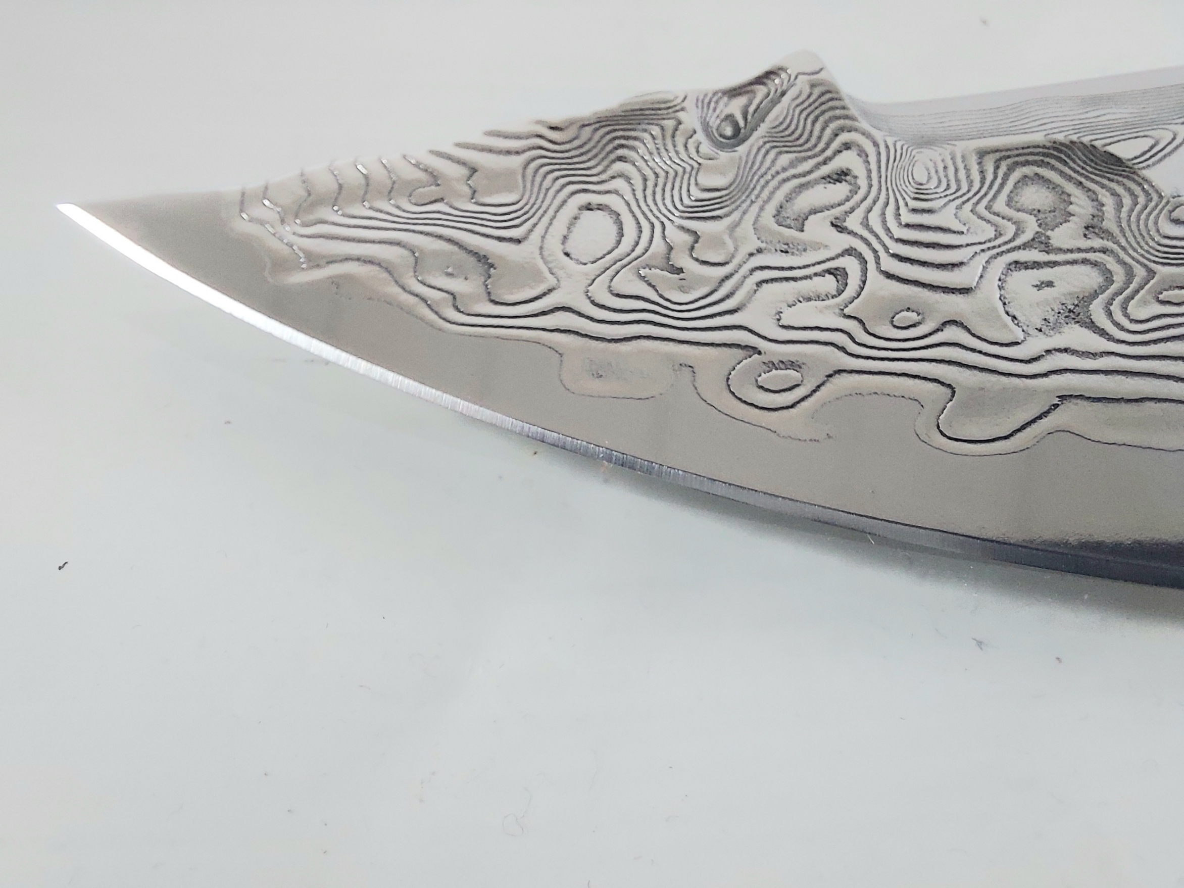 Ловен нож ръчно направен от дамаска японска стомана футуристичен дизайн