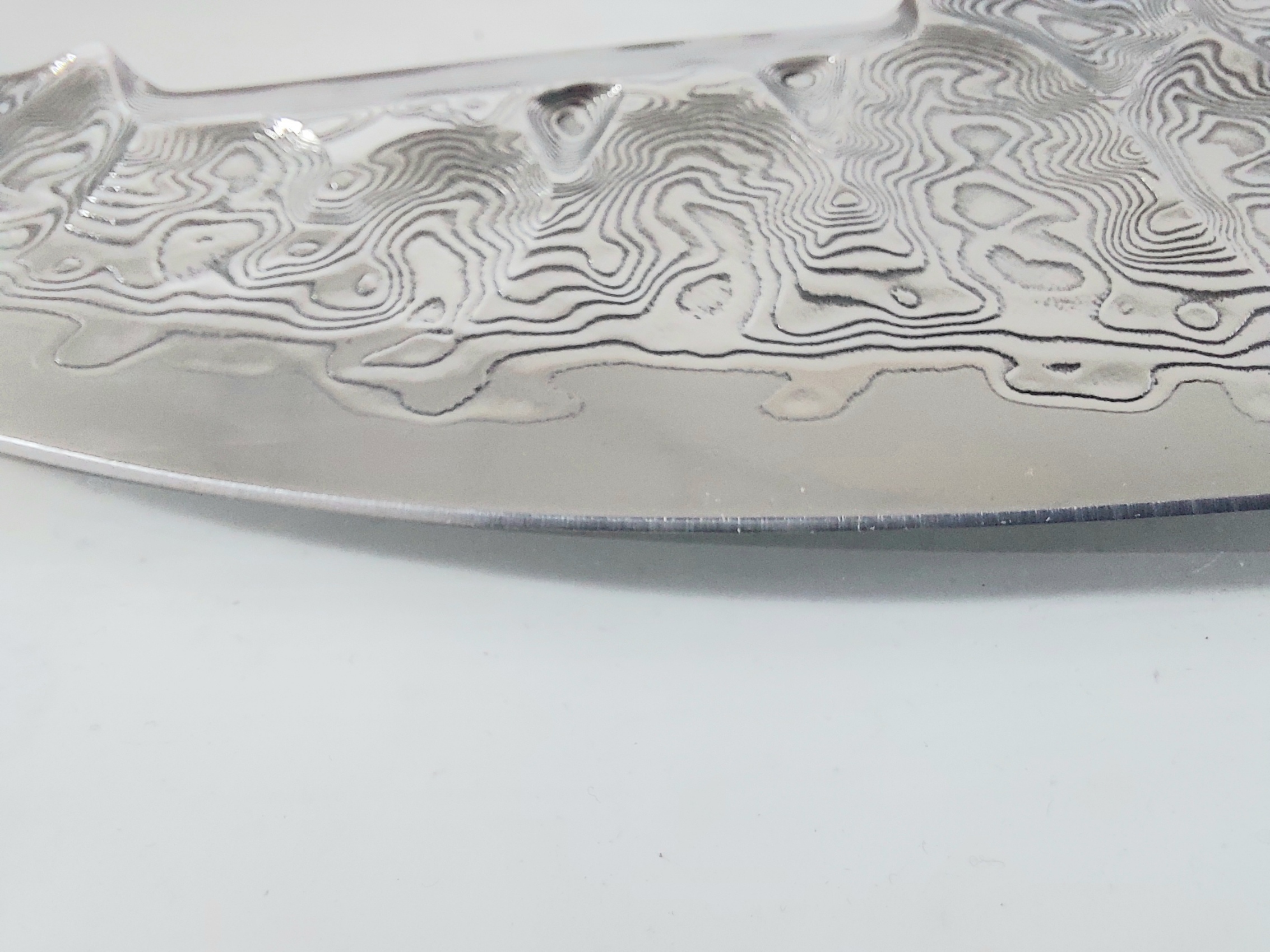 Ловен нож ръчно направен от дамаска японска стомана футуристичен дизайн