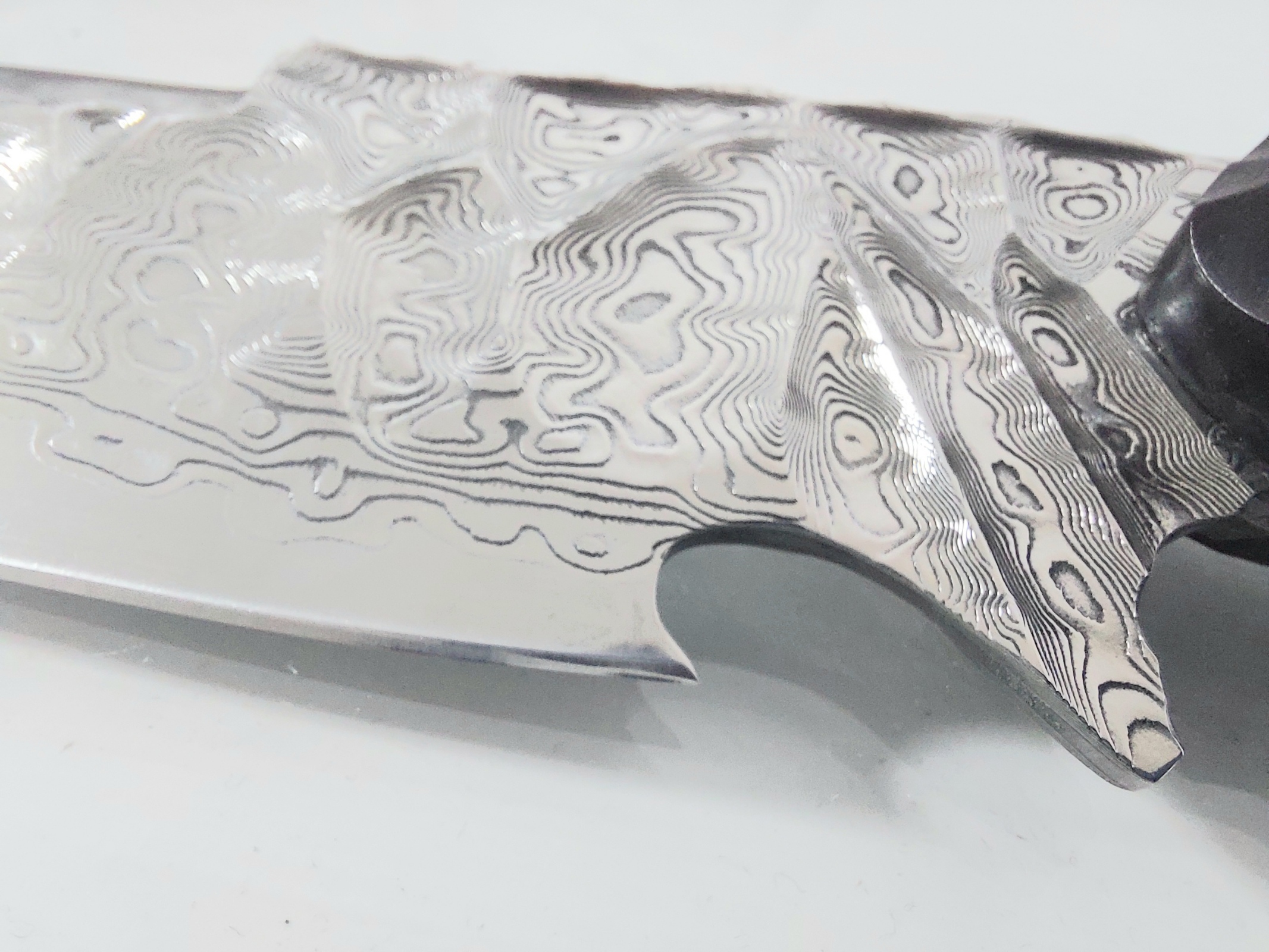 Ловен нож ръчно направен от дамаска японска стомана футуристичен дизайн