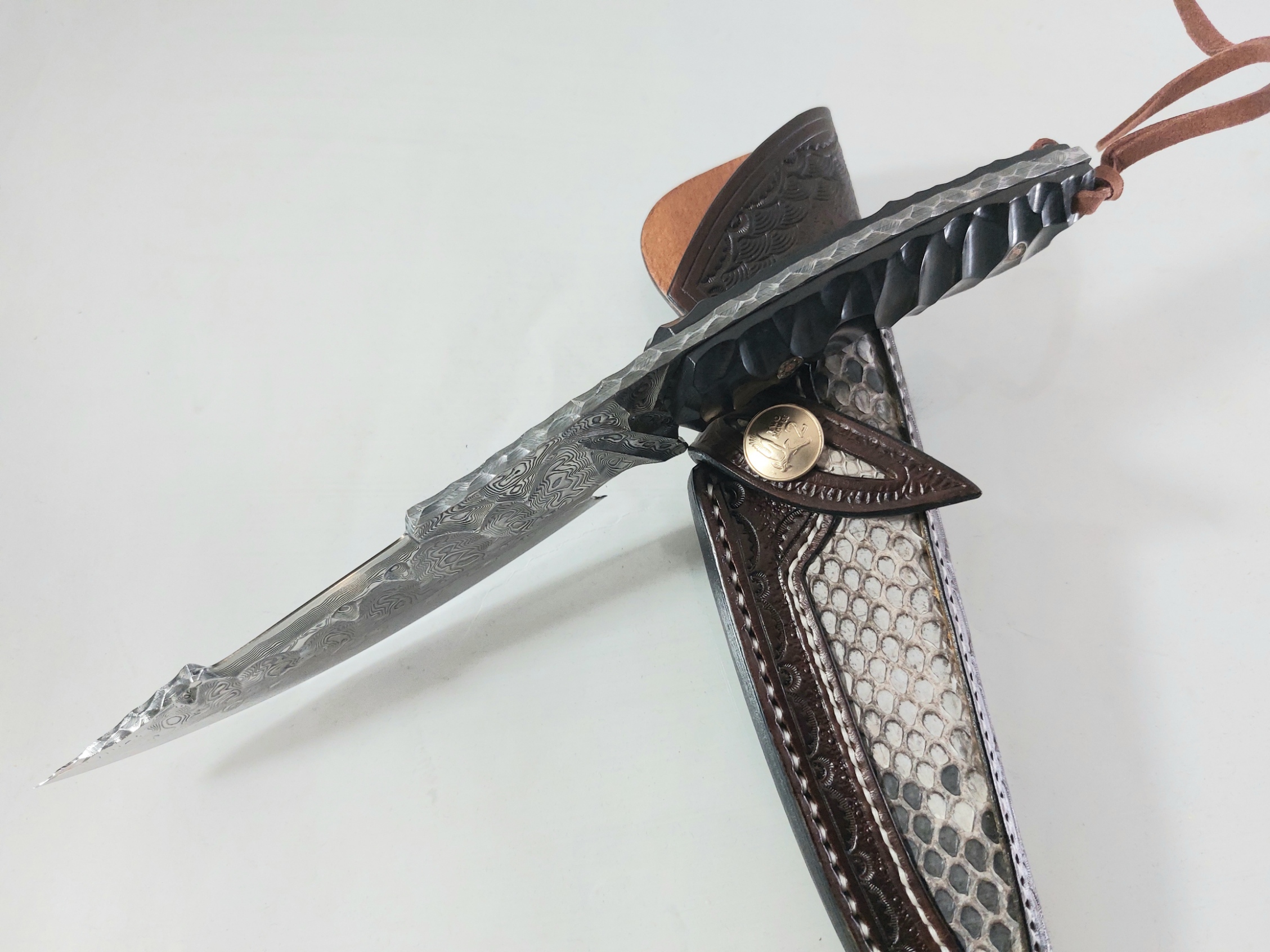 Ловен нож ръчно направен от дамаска японска стомана футуристичен дизайн