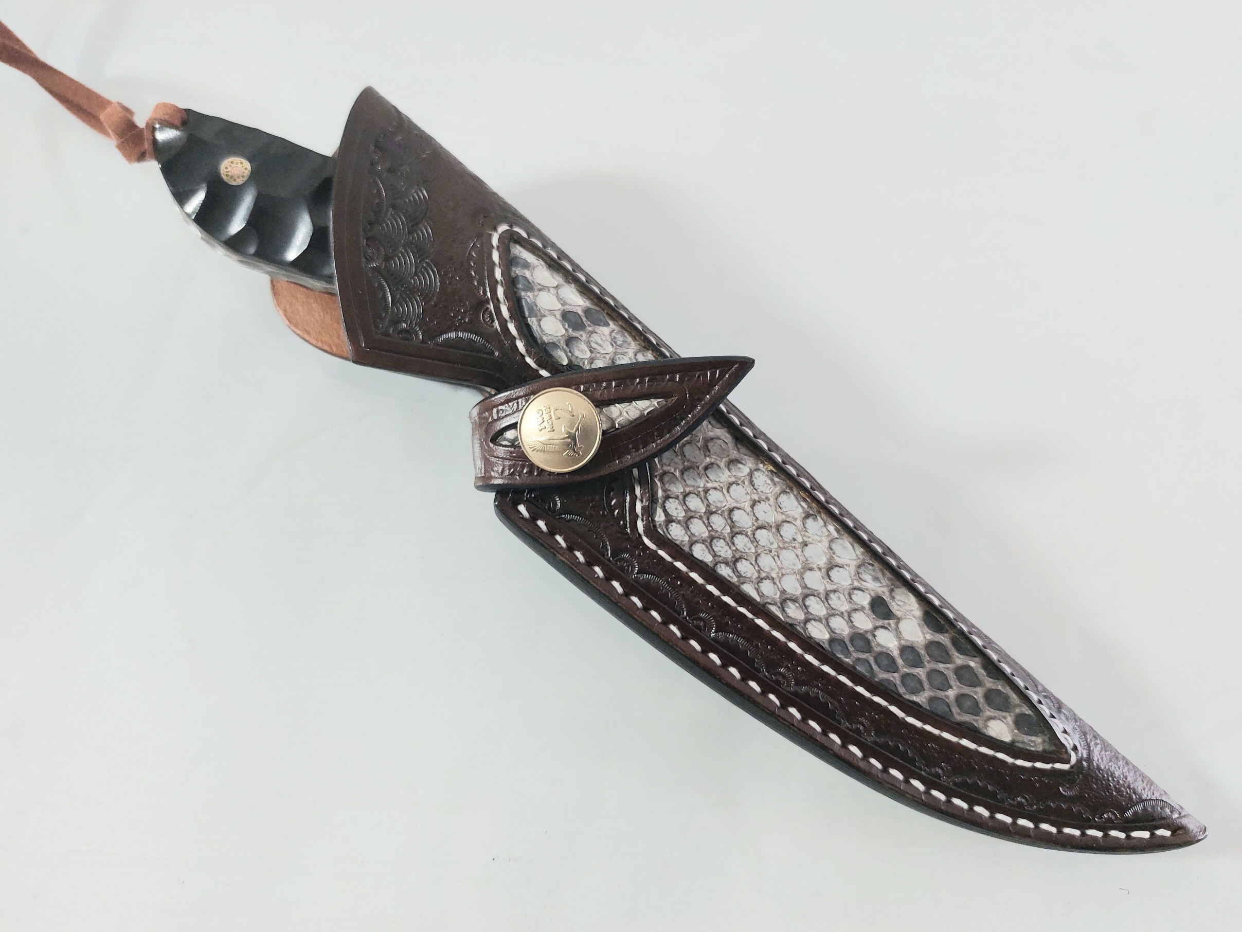 Ловен нож ръчно направен от дамаска японска стомана футуристичен дизайн