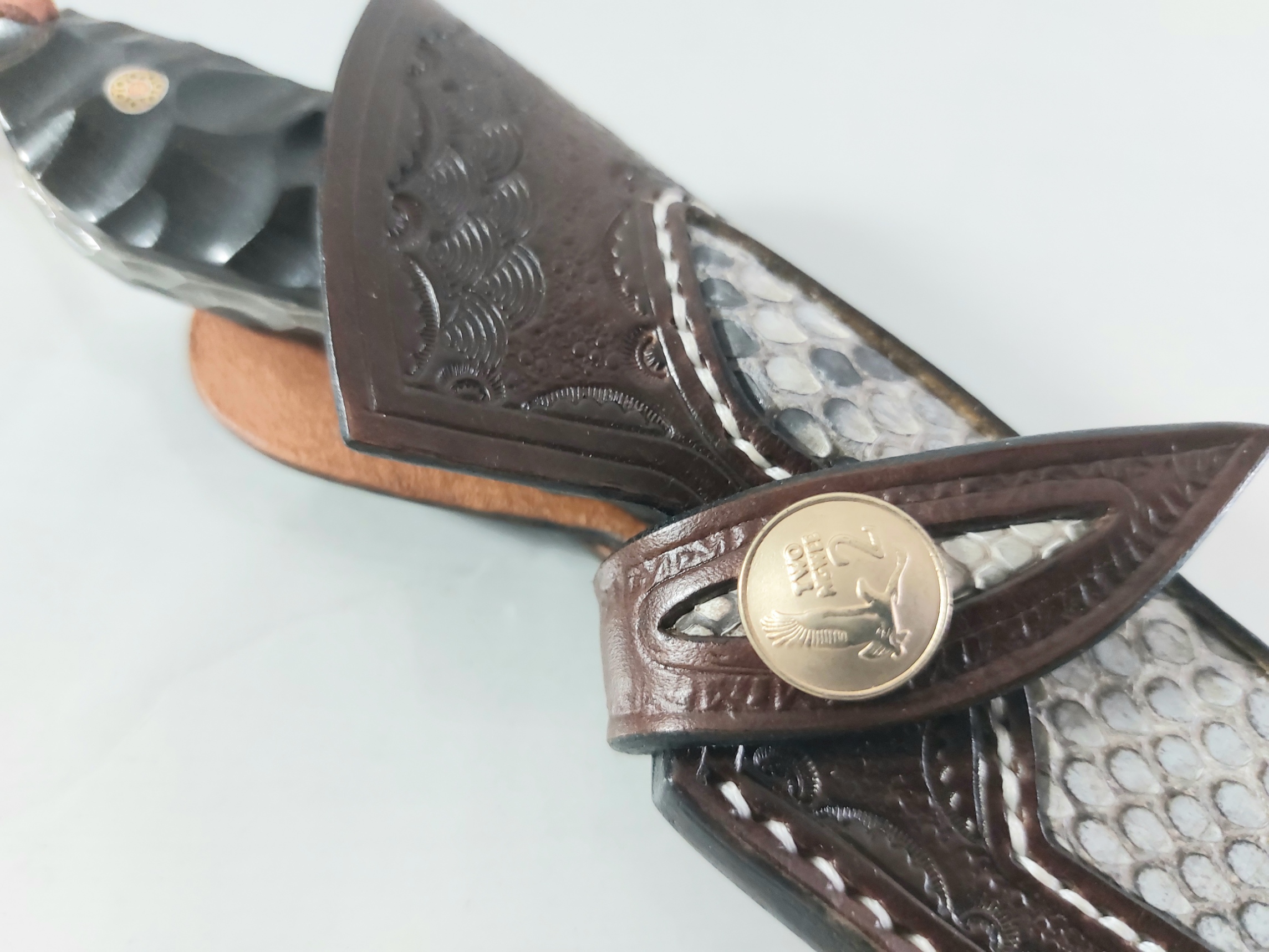 Ловен нож ръчно направен от дамаска японска стомана футуристичен дизайн