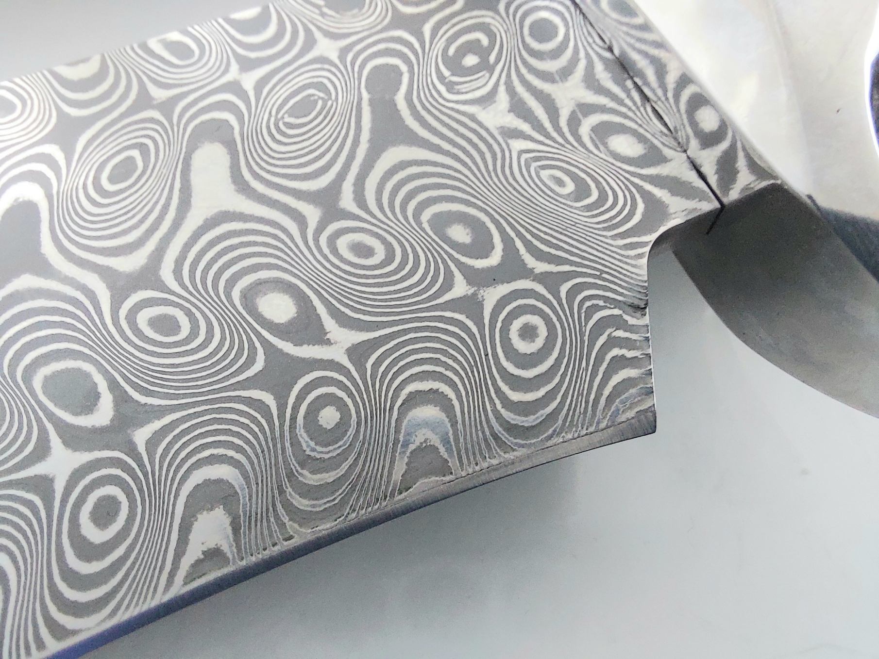 Ръчно направен ловен нож от кована дамаска стомана с дръжка от сандалово дърво и кориан