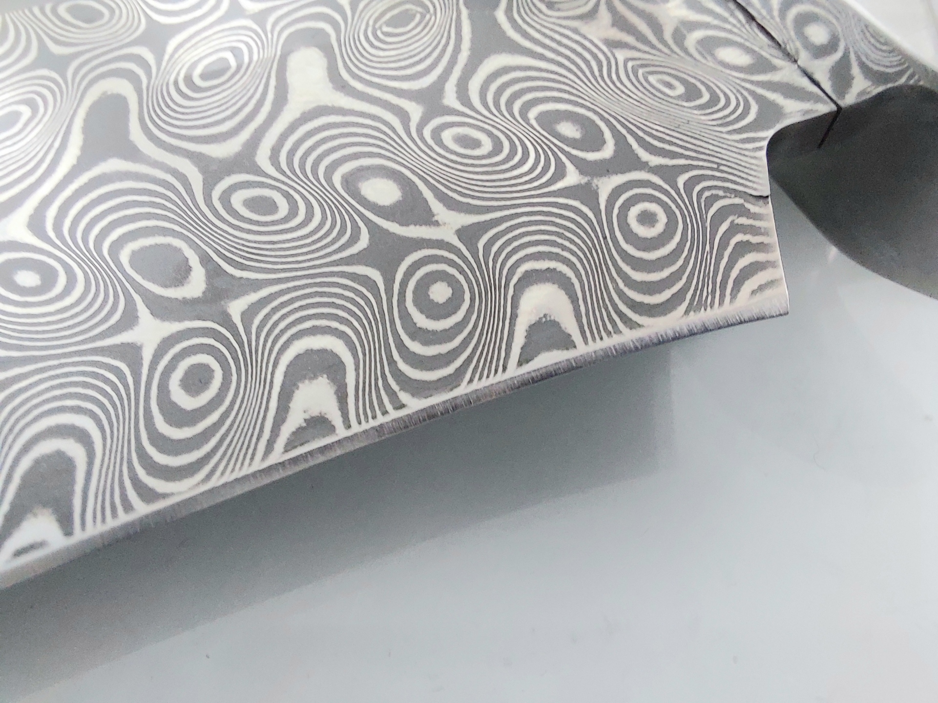 Ръчно направен ловен нож от кована дамаска стомана с дръжка от сандалово дърво и кориан