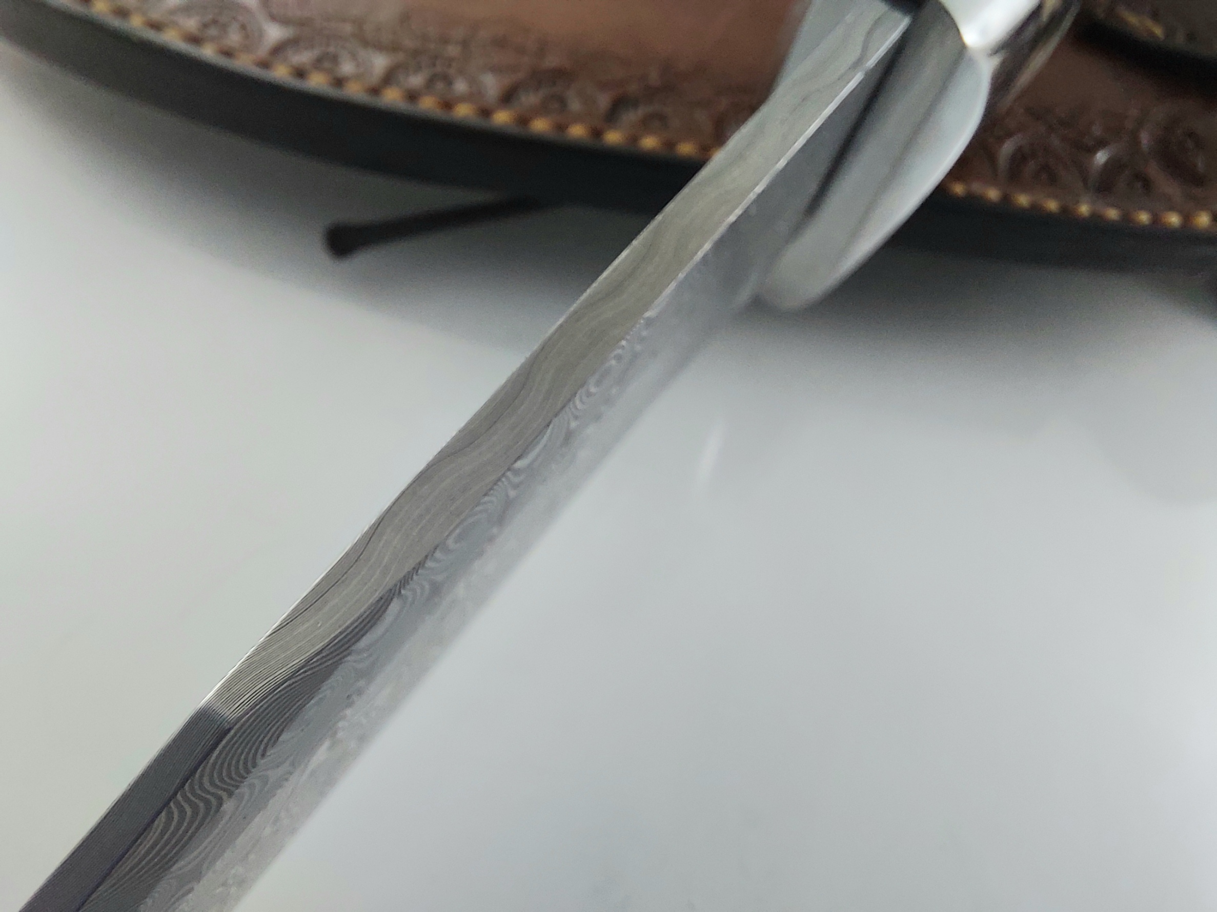 Ръчно направен ловен нож от кована дамаска стомана с дръжка от сандалово дърво и кориан