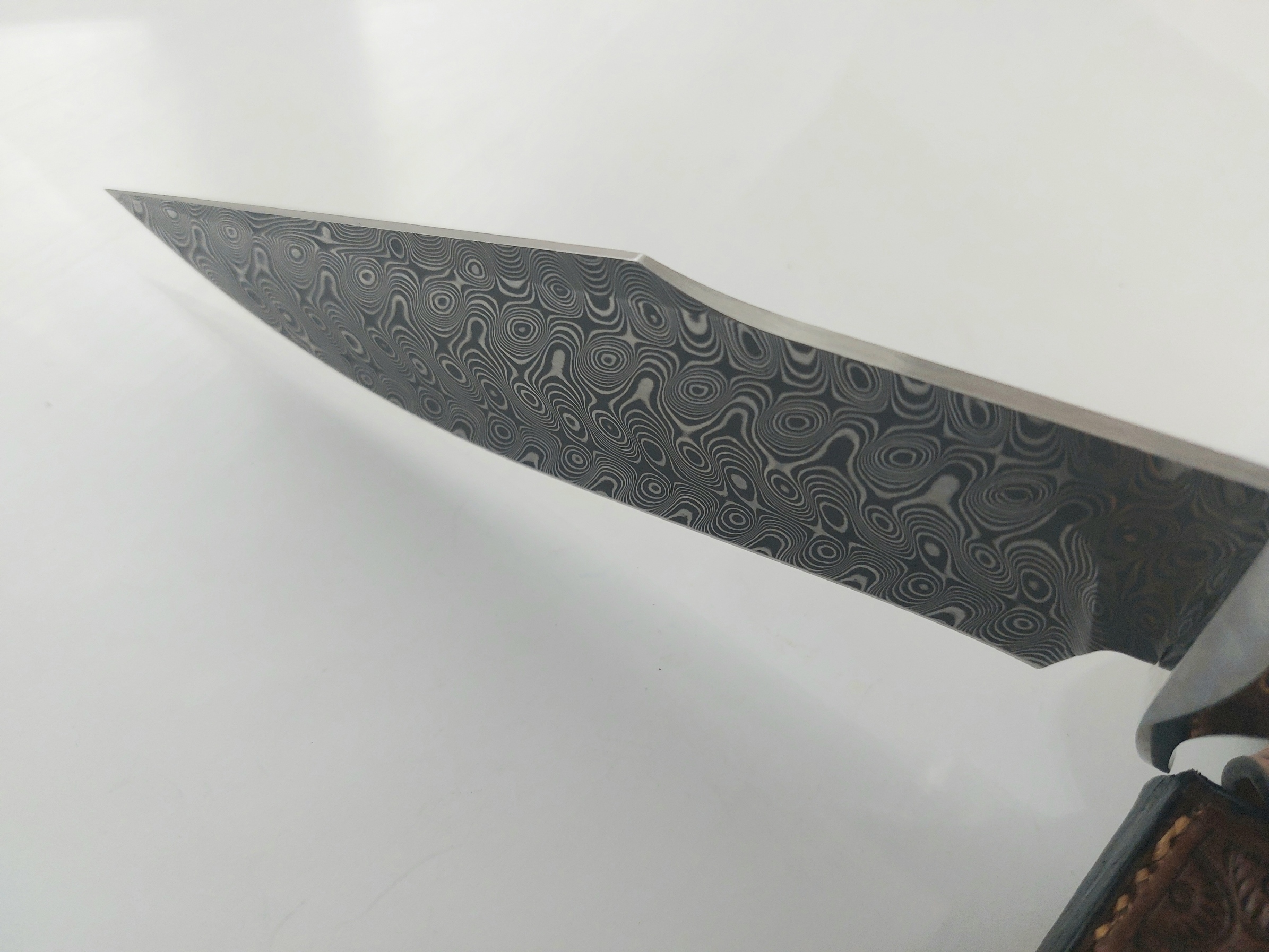 Ръчно направен ловен нож от кована дамаска стомана с дръжка от сандалово дърво и кориан