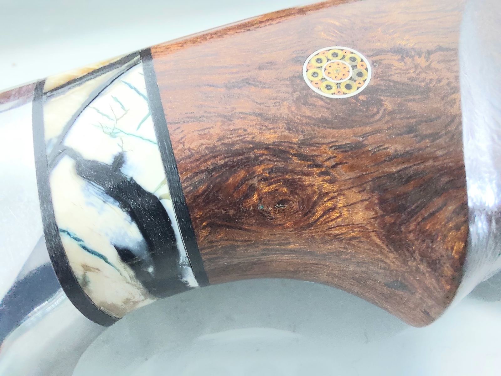 Ръчно направен ловен нож от кована дамаска стомана с дръжка от сандалово дърво и кориан