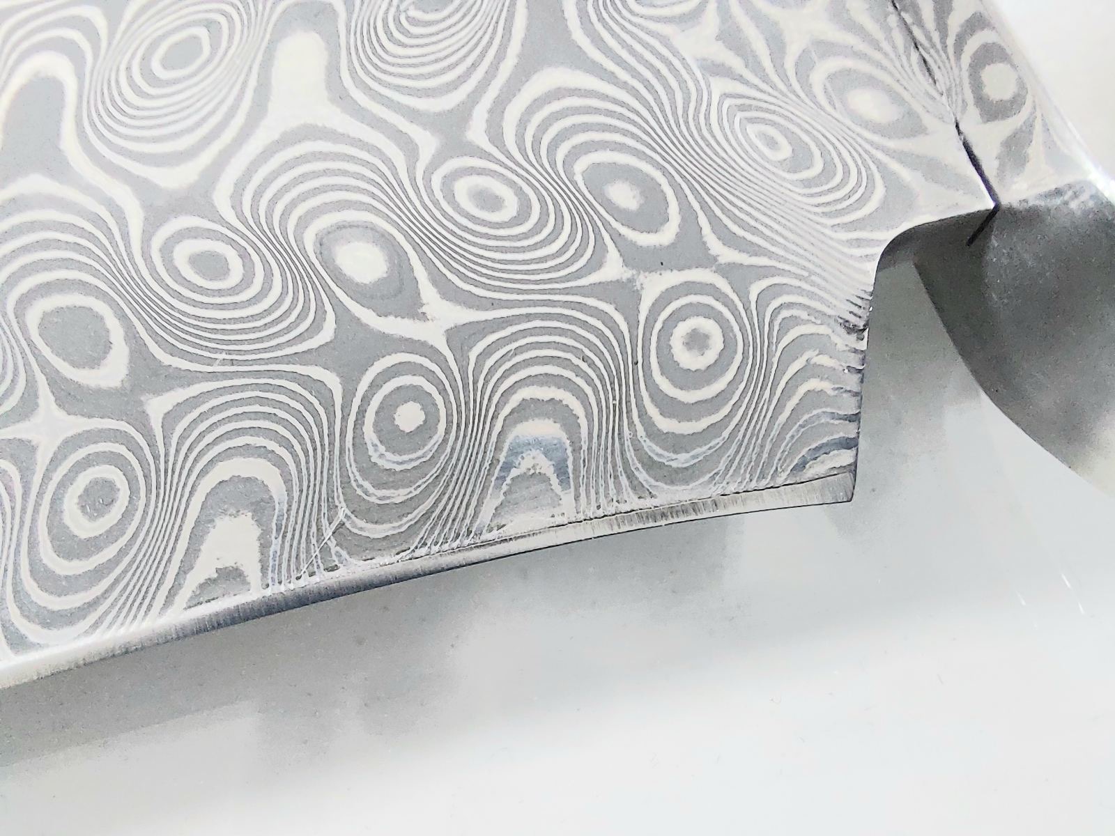 Ръчно направен ловен нож от кована дамаска стомана с дръжка от сандалово дърво и кориан