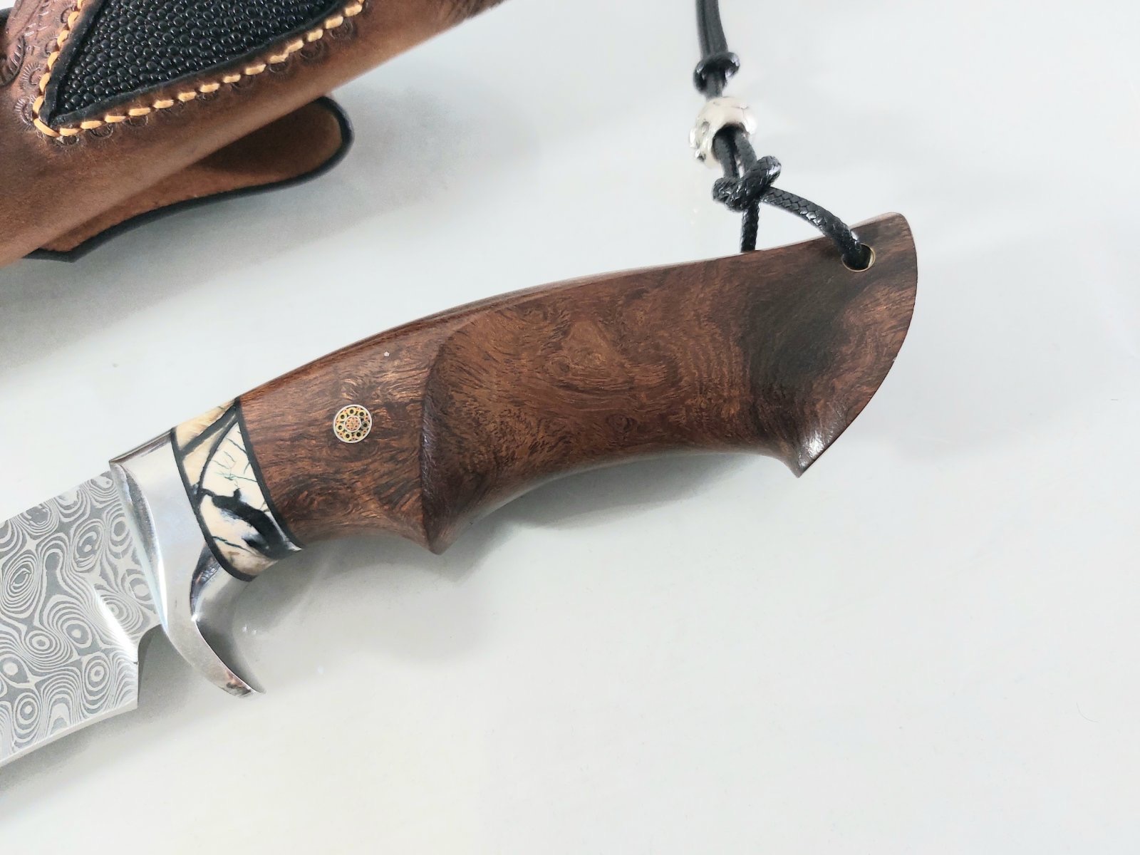 Ръчно направен ловен нож от кована дамаска стомана с дръжка от сандалово дърво и кориан