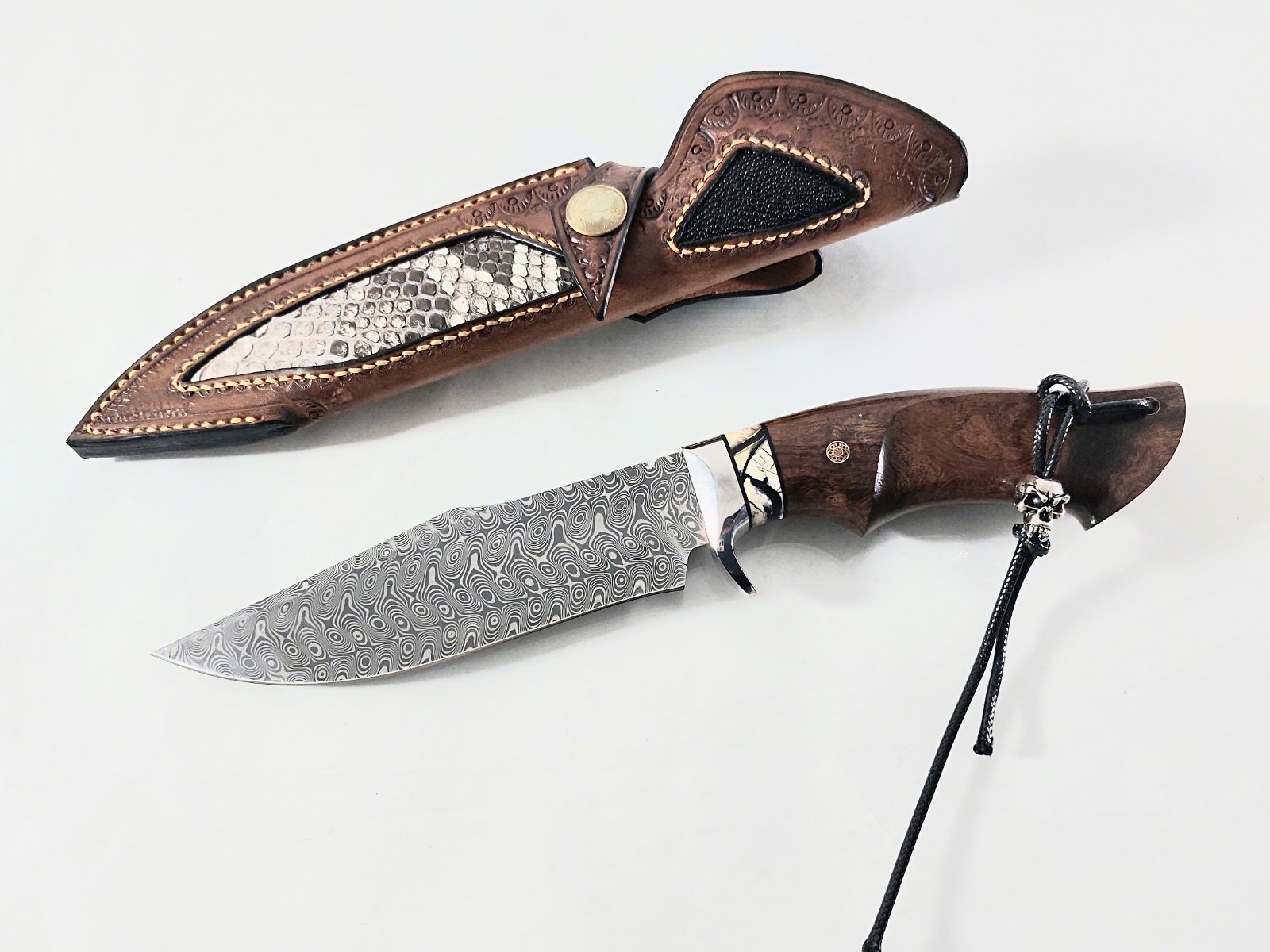 Ръчно направен ловен нож от кована дамаска стомана с дръжка от сандалово дърво и кориан