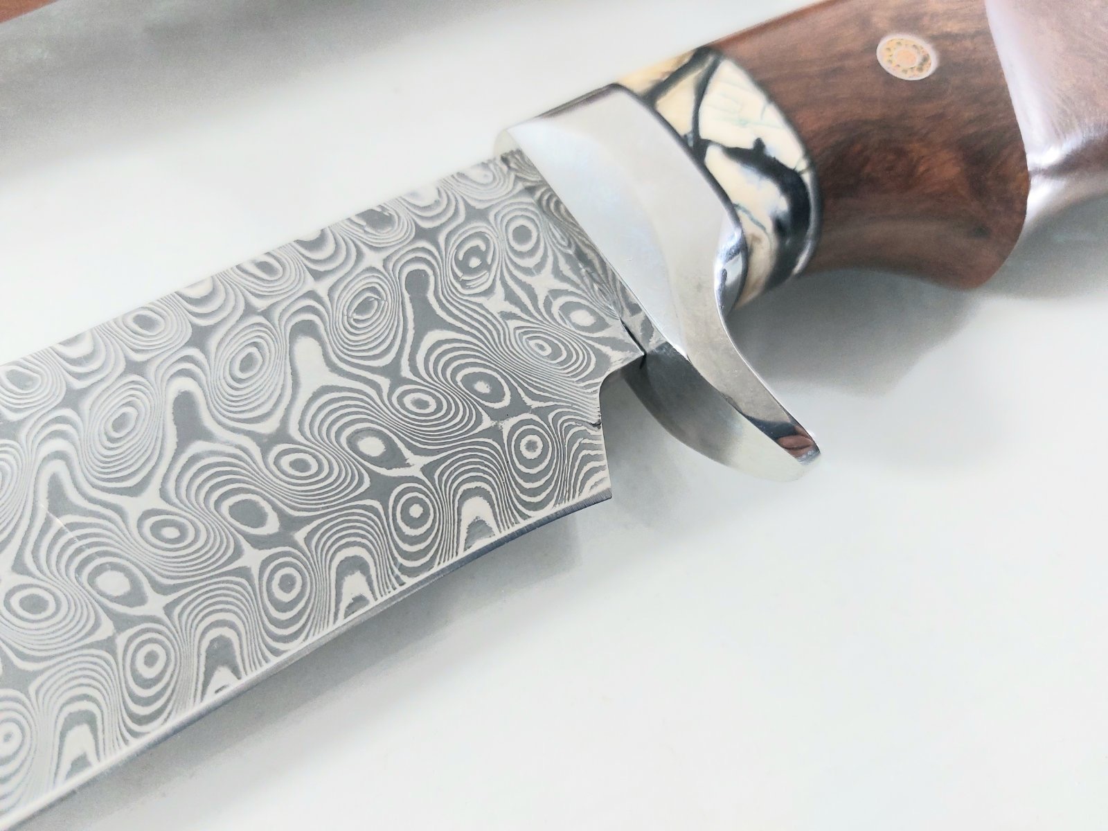 Ръчно направен ловен нож от кована дамаска стомана с дръжка от сандалово дърво и кориан