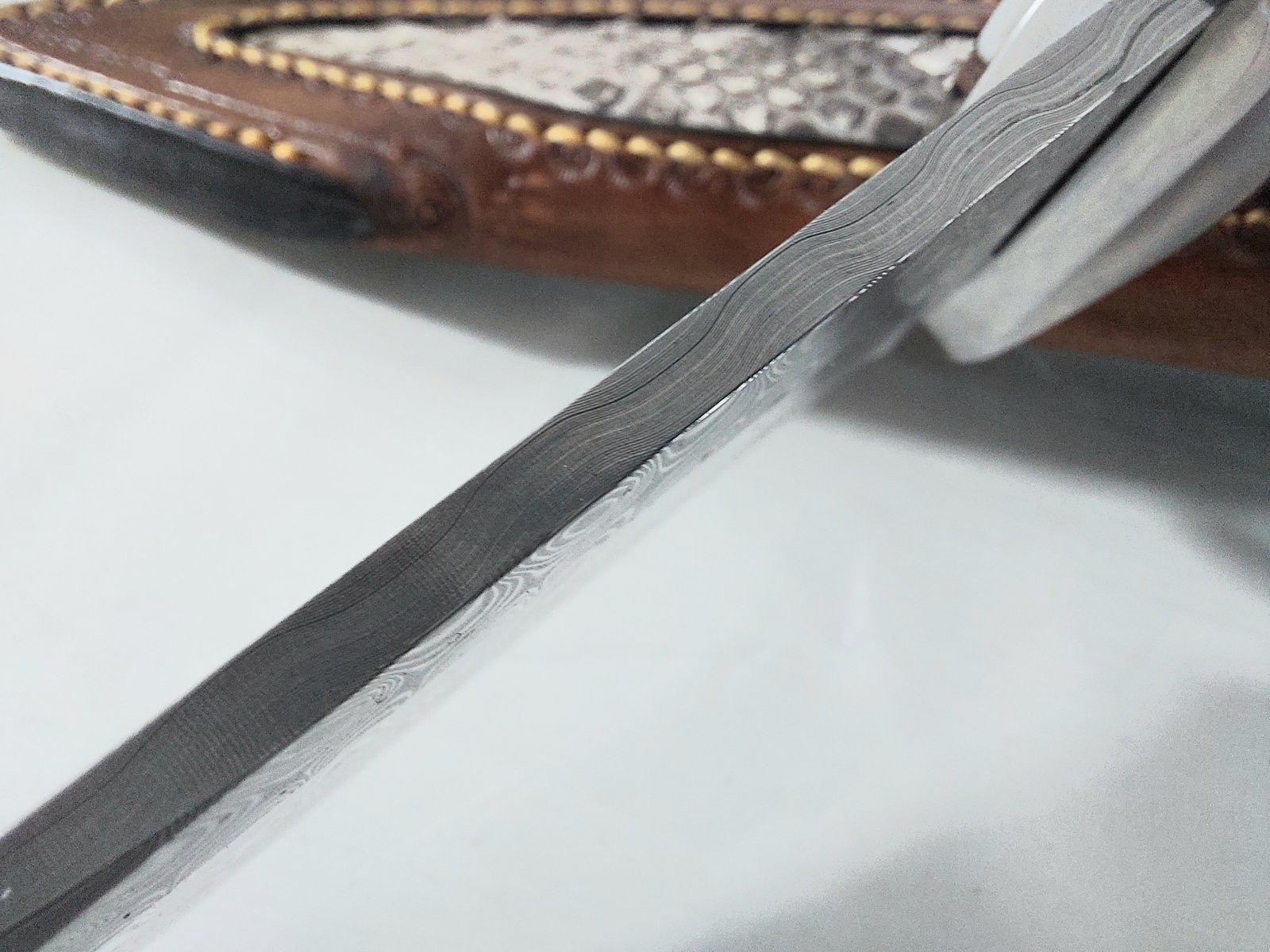 Ръчно направен ловен нож от кована дамаска стомана с дръжка от сандалово дърво и кориан